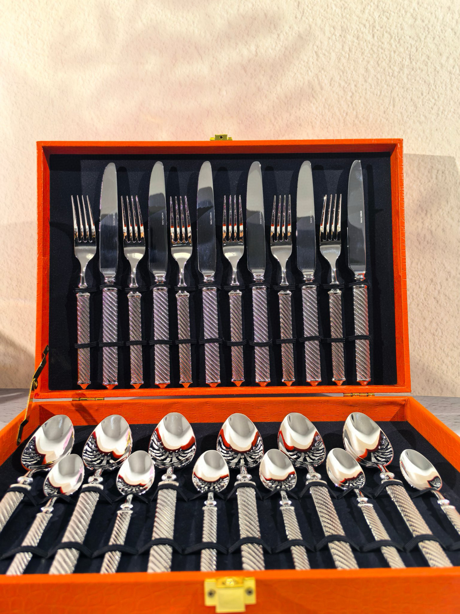 Набор столовых приборов в стиле Hermès серебристого цвета в подарочном кейсе (24 предмета)