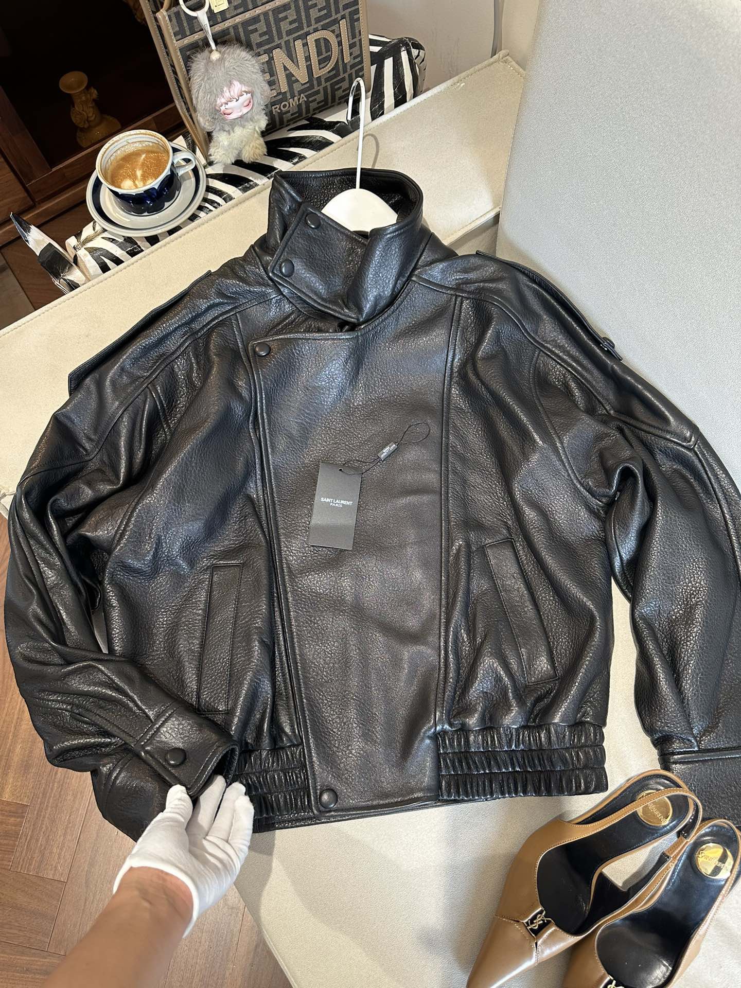 Куртка женская в стиле Saint Laurent из натуральной кожи чёрного цвета укороченная с эластичным поясом