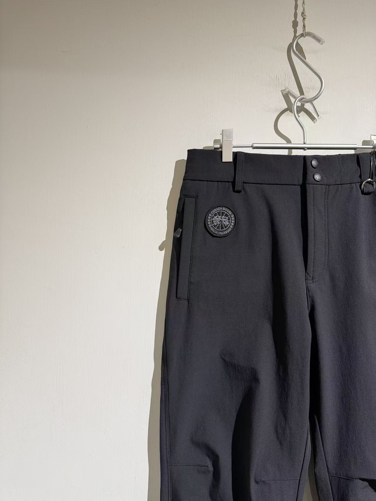 Брюки мужские в стиле Canada Goose из плотной функциональной ткани чёрного цвета с утеплением