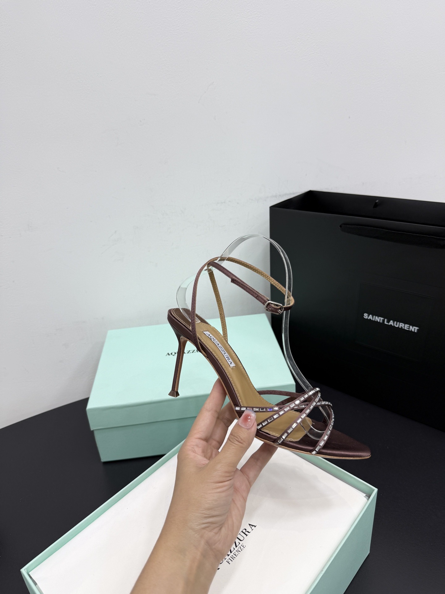 Босоножки женские Aquazzura коричневого цвета