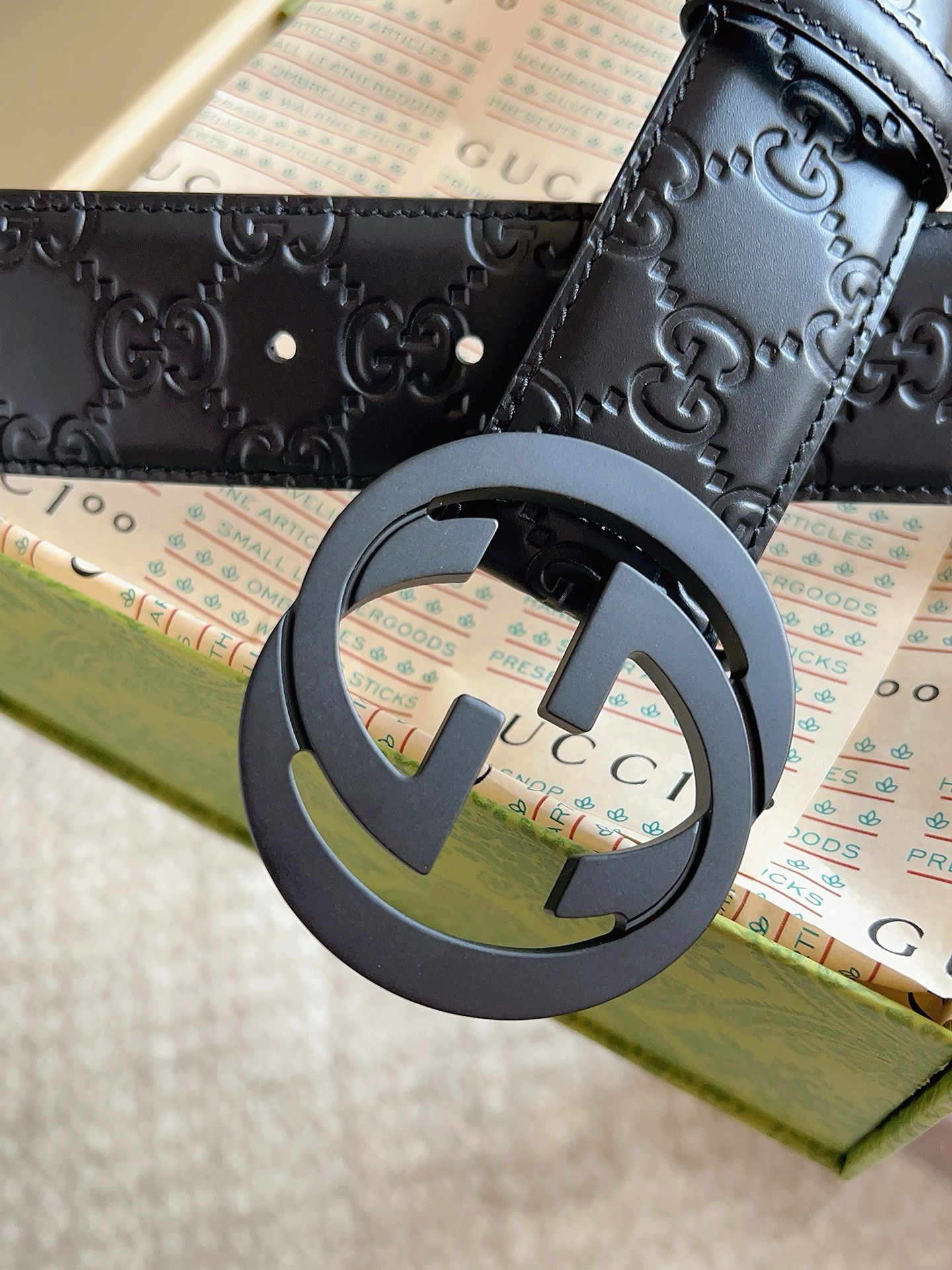 Ремень мужской Gucci GG Marmont чёрного цвета матовой пряжкой