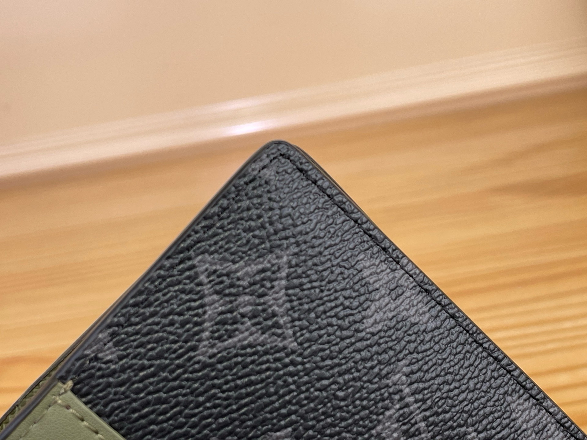 Кошелёк Louis Vuitton чёрно-зелёного цвета