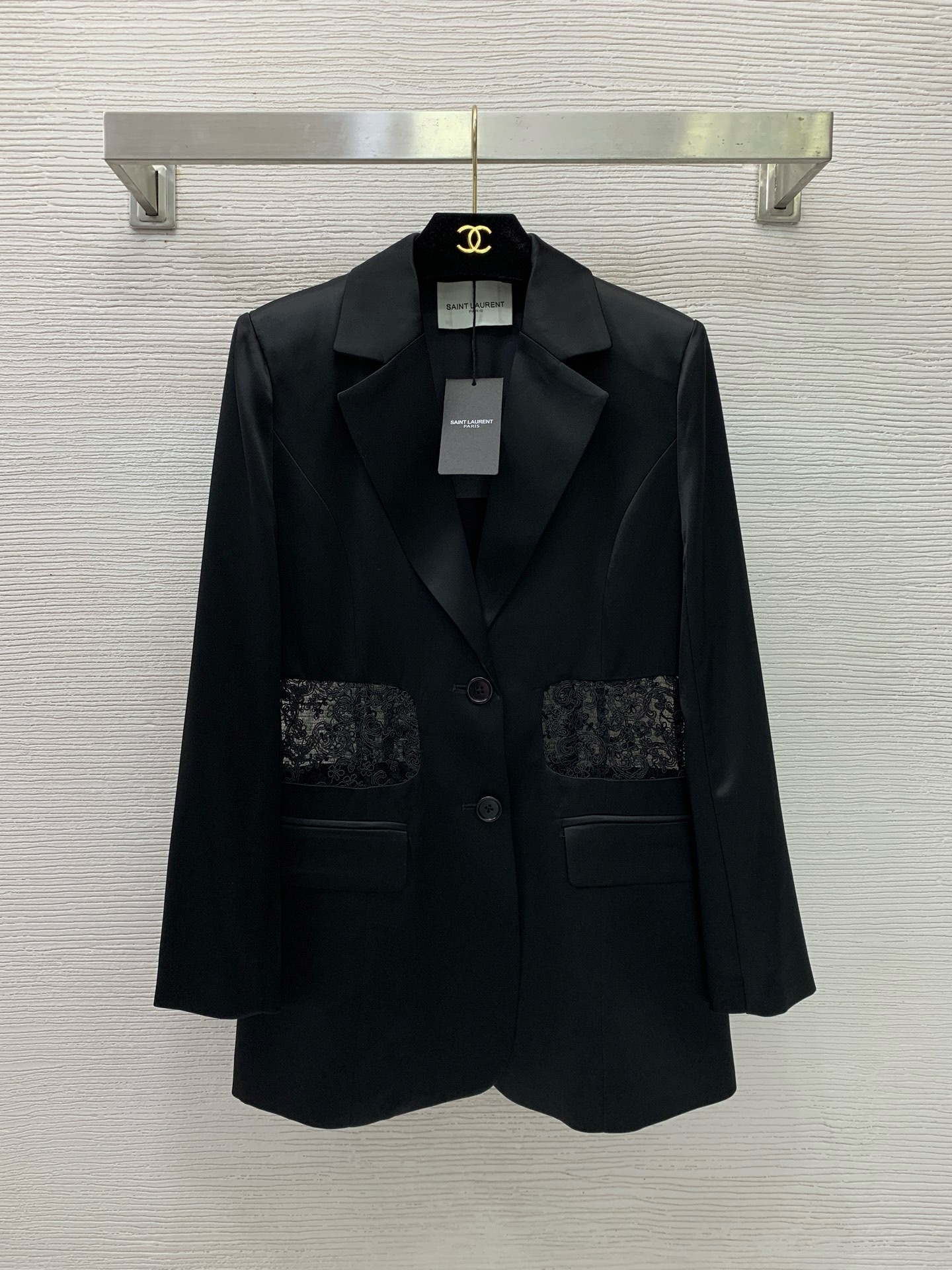 Жакет женский Saint Laurent жемчужно-белого цвета с кружевной отделкой