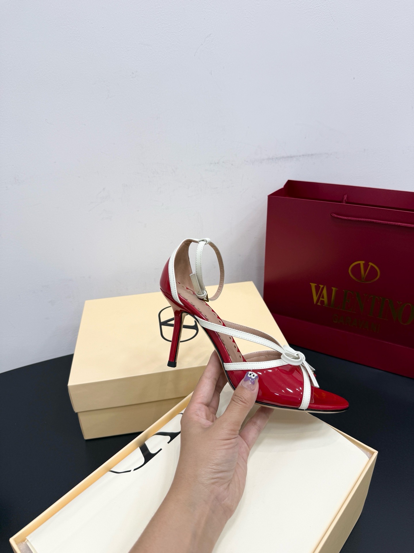 Босоножки женские в стиле Valentino Garavani красного цвета