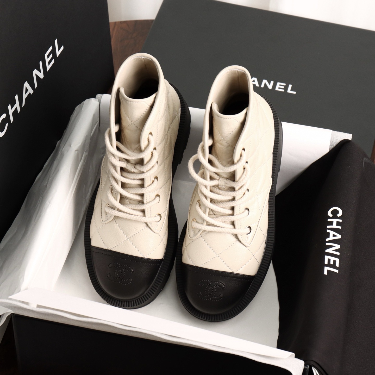 Ботинки женские Chanel молочно-чёрного цвета