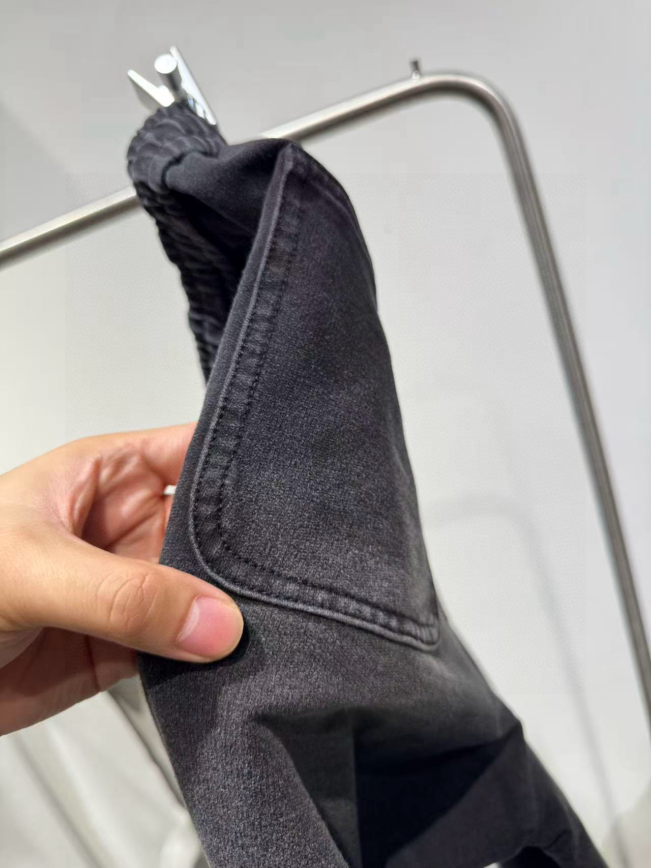 Брюки мужские в стиле Prada из денима тёмно-серого цвета с эластичным поясом