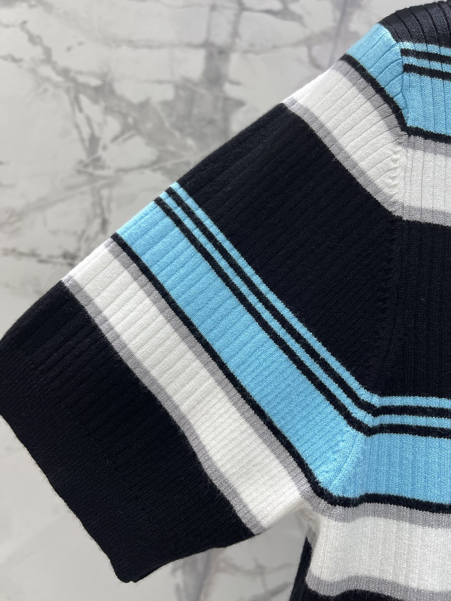 Футболка женская в стиле Prada вязаная в полоску с коротким рукавом черного цвета