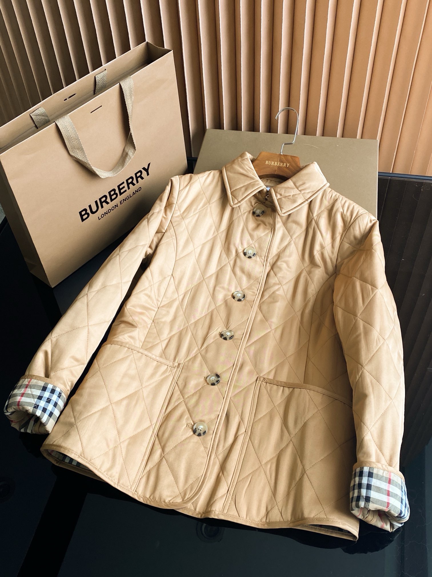Куртка женская в стиле Burberry бежевого цвета
