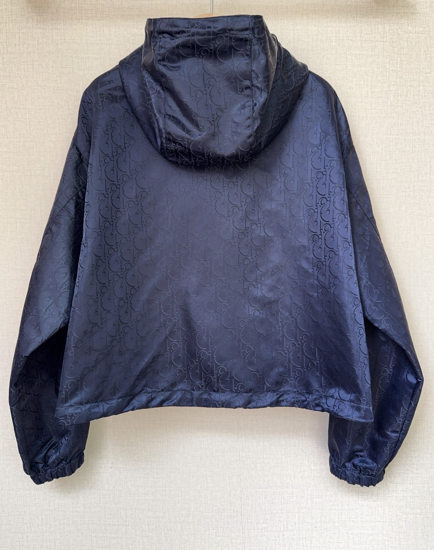 Куртка женская укороченная с капюшоном в стиле Dior из жаккардовой ткани