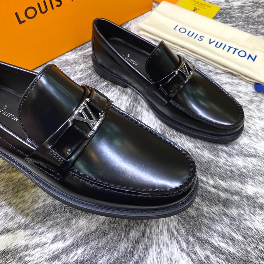 Лоферы мужские в стиле Louis Vuitton из натуральной кожи черного цвета