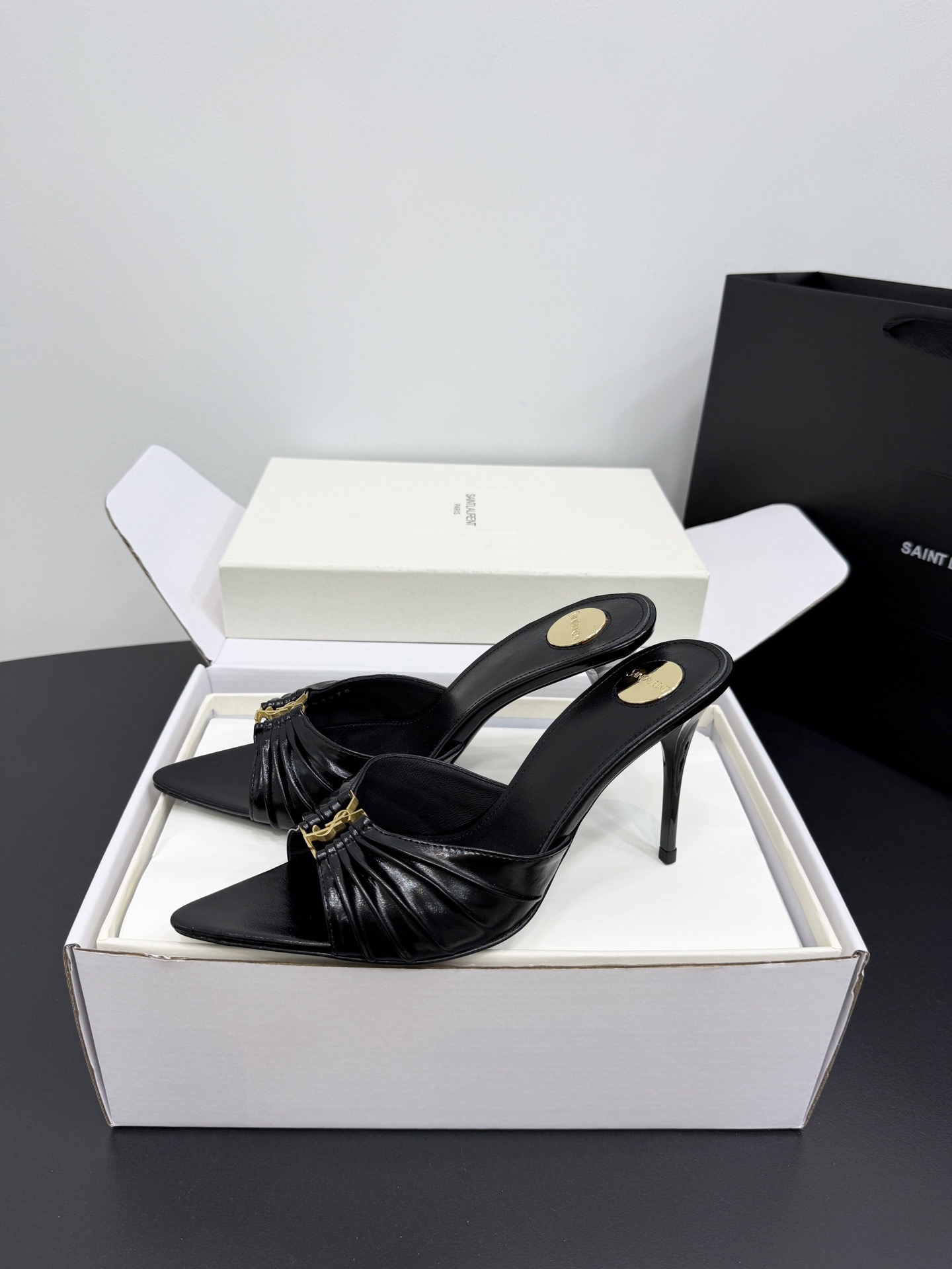 Мюли женские в стиле Saint Laurent YSL из натуральной кожи черного цвета