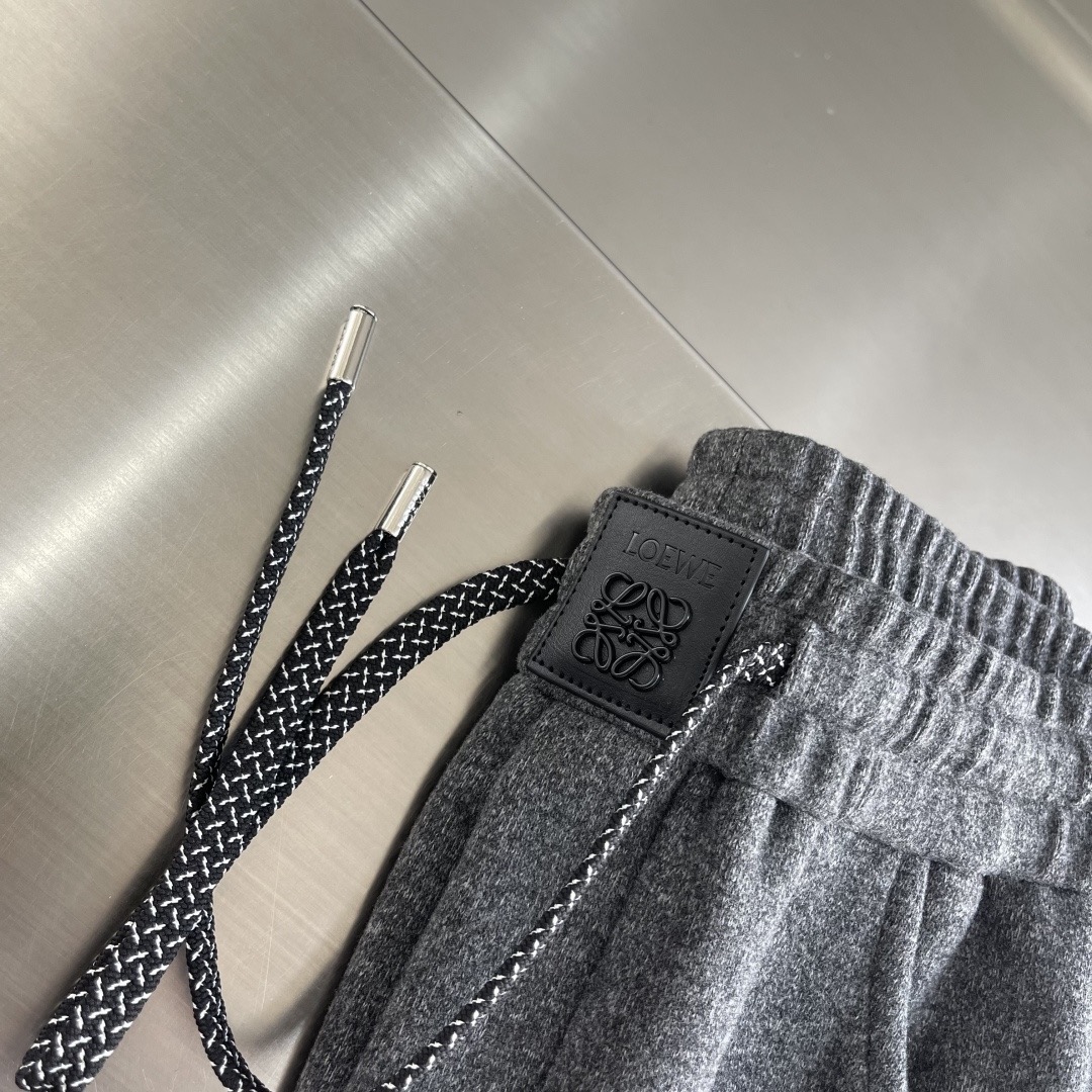 Брюки мужские в стиле LOEWE из шерстяной ткани тёмно-серого цвета 