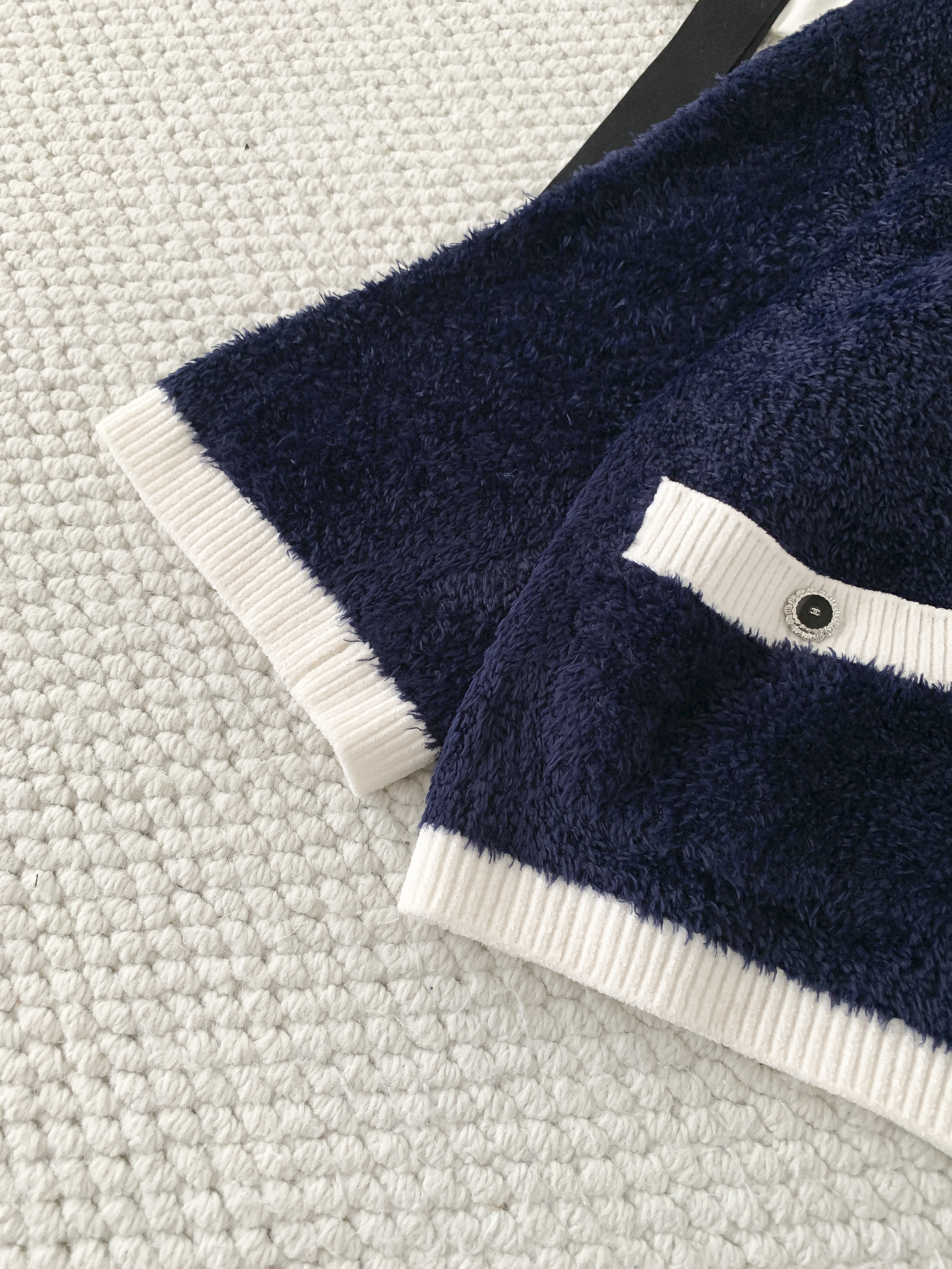 Кардиган женский в стиле Chanel тёмно-синего цвета с контрастной отделкой