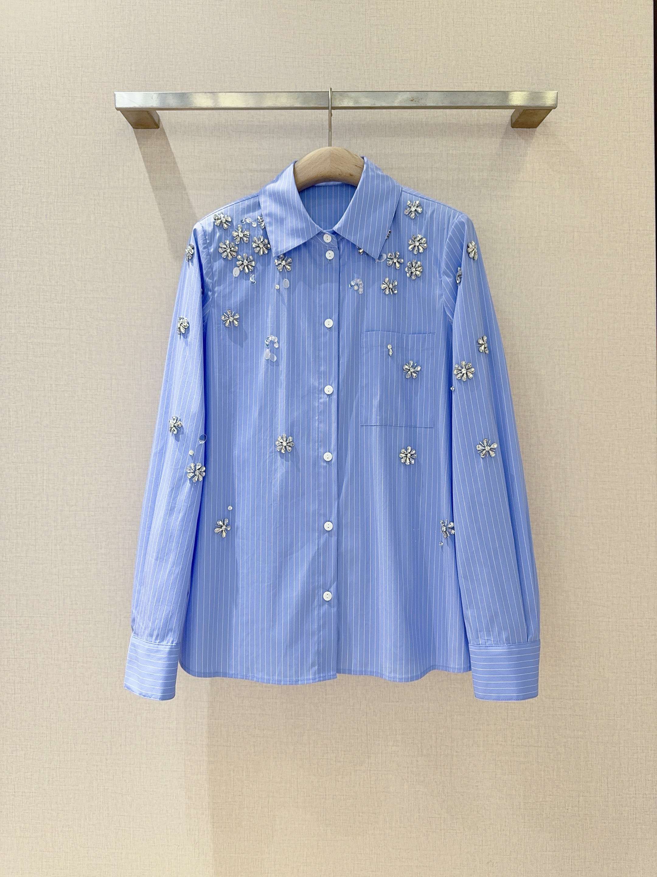 Рубашка женская в стиле CinqàSept  из хлопка голубого цвета  укороченная с декоративной отделкой