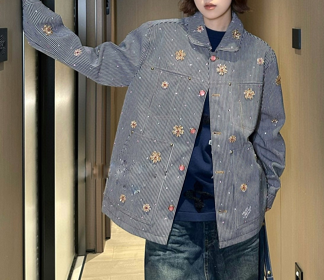 Жакет женский в стиле Loewe из хлопковой ткани серого цвета с полоской и декоративной вышивкой