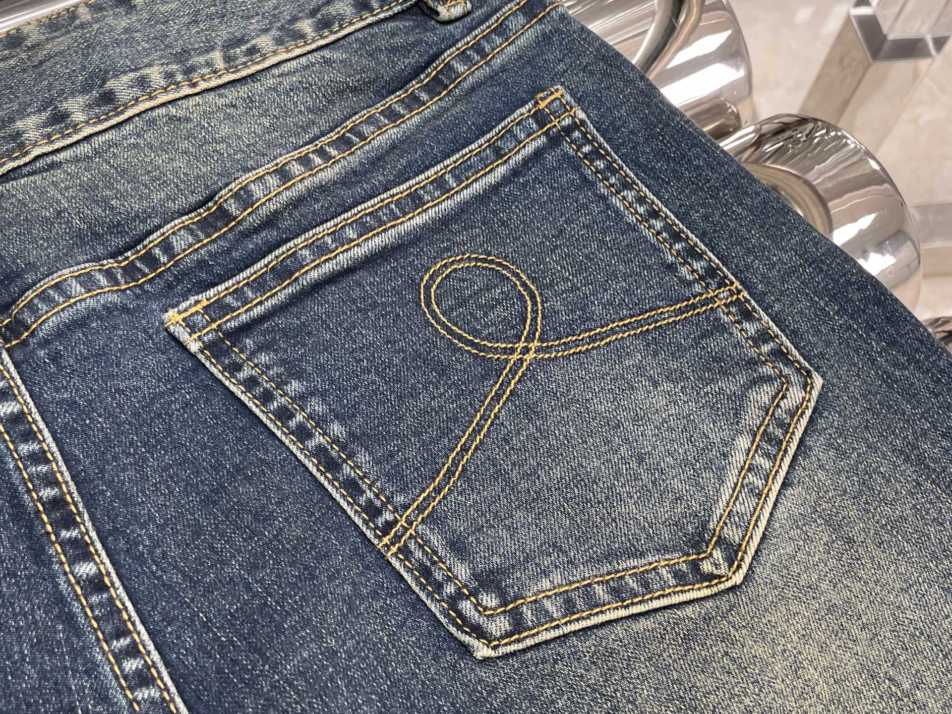 Джинсы женские в стиле Ann Demeulemeester синего цвета расклешённые с эффектом потертости