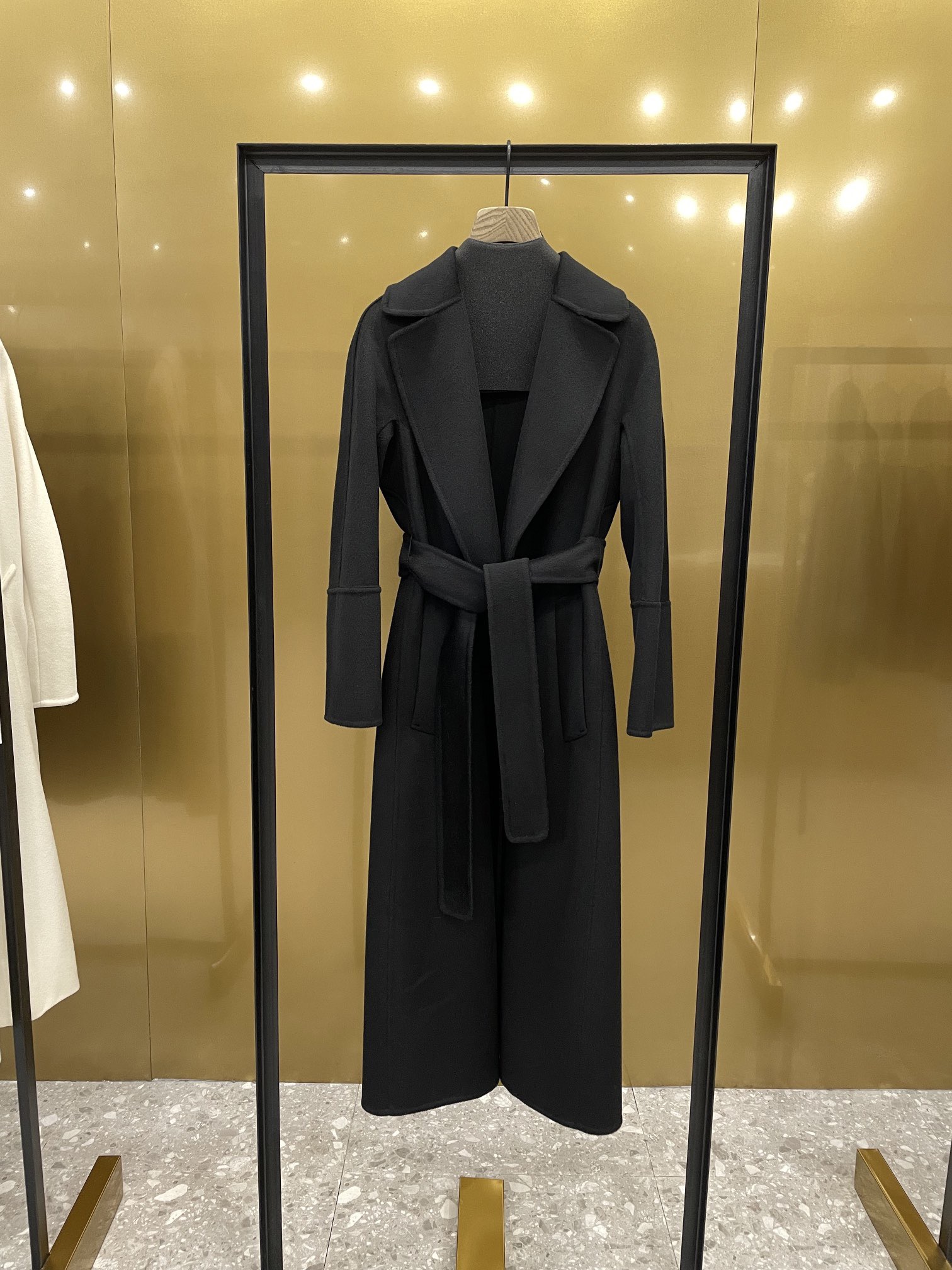 Пальто женское в стиле Max Mara Elisa чёрного цвета с поясом