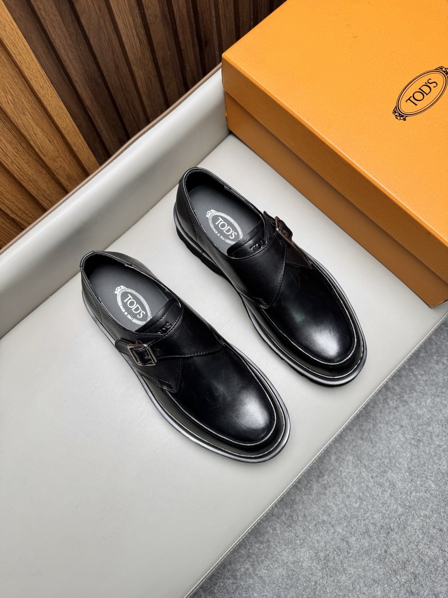 Лоферы мужские в стиле Tod’s черного цвета с пряжкой на массивной подошве