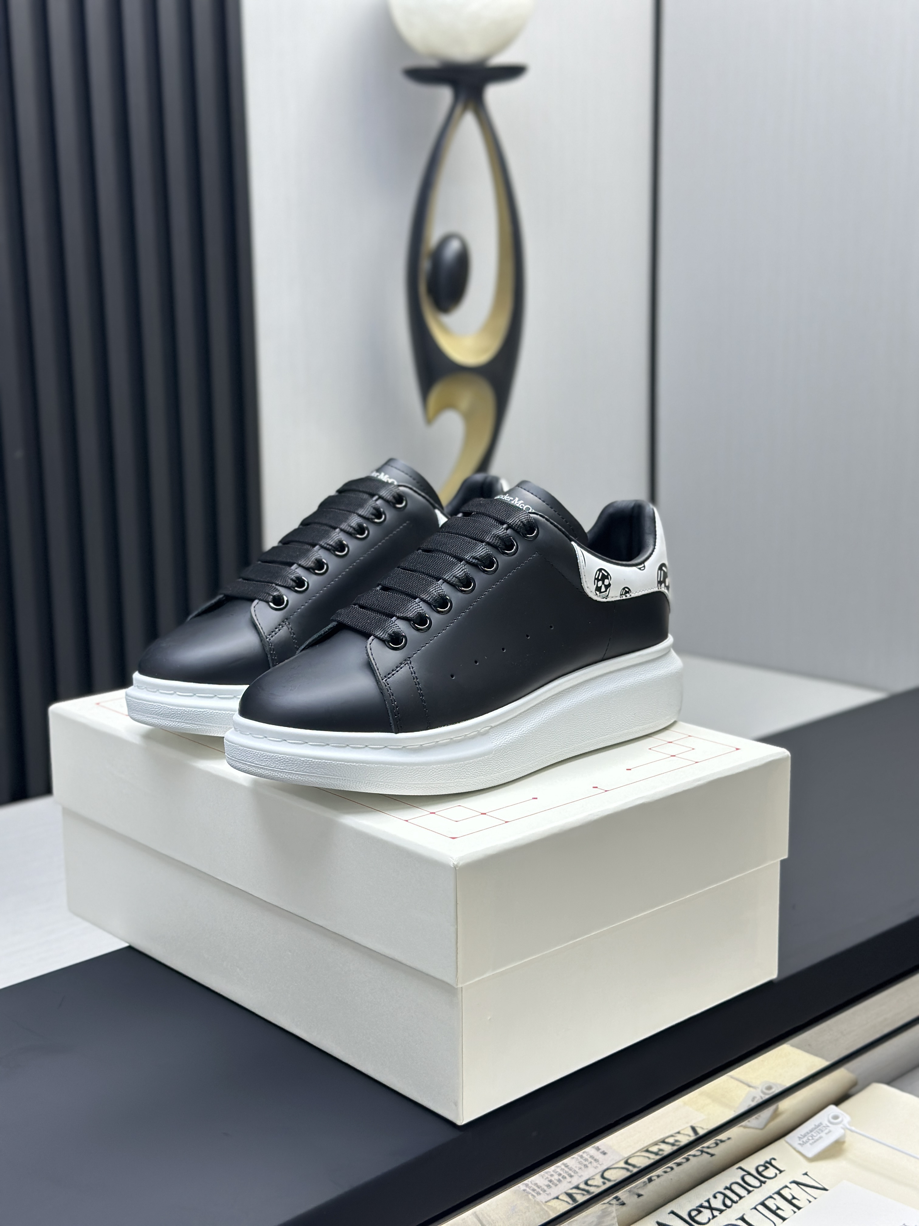 Кроссовки в стиле Alexander McQueen Oversized Sneaker чёрного цвета с контрастной пяткой