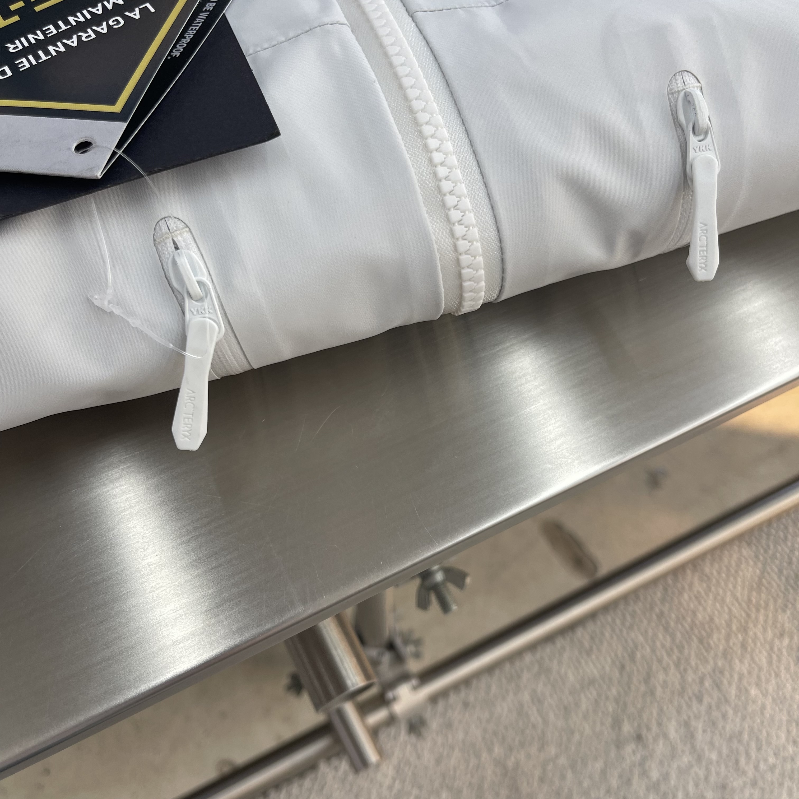 Куртка унисекс в стиле Arc'teryx Alpha SV с капюшоном белого цвета