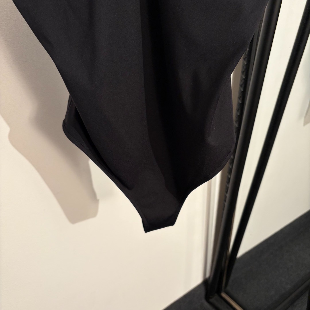 Купальник женский в стиле Versace слитный чёрного цвета с декоративной фурнитурой