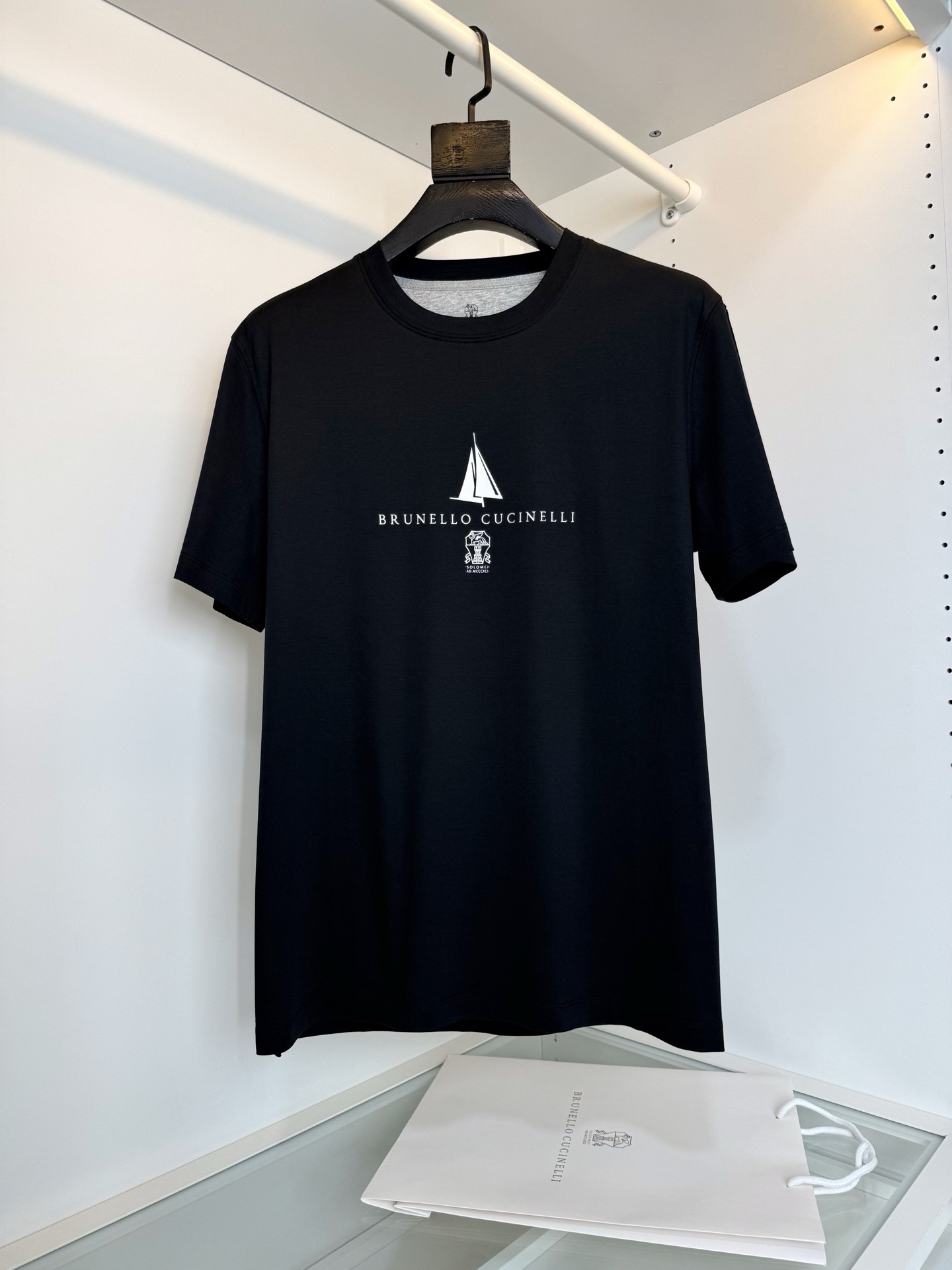 Футболка мужская Brunello Cucinelli Leisure JClass Yacht чёрного цвета с принтом