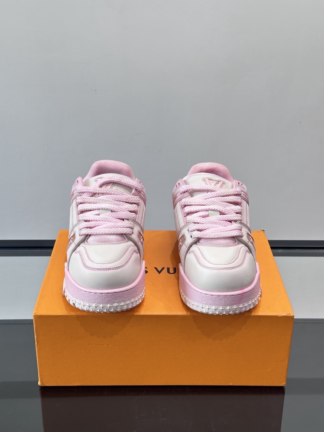 Кроссовки женские в стиле Louis Vuitton Trainer розового цвета