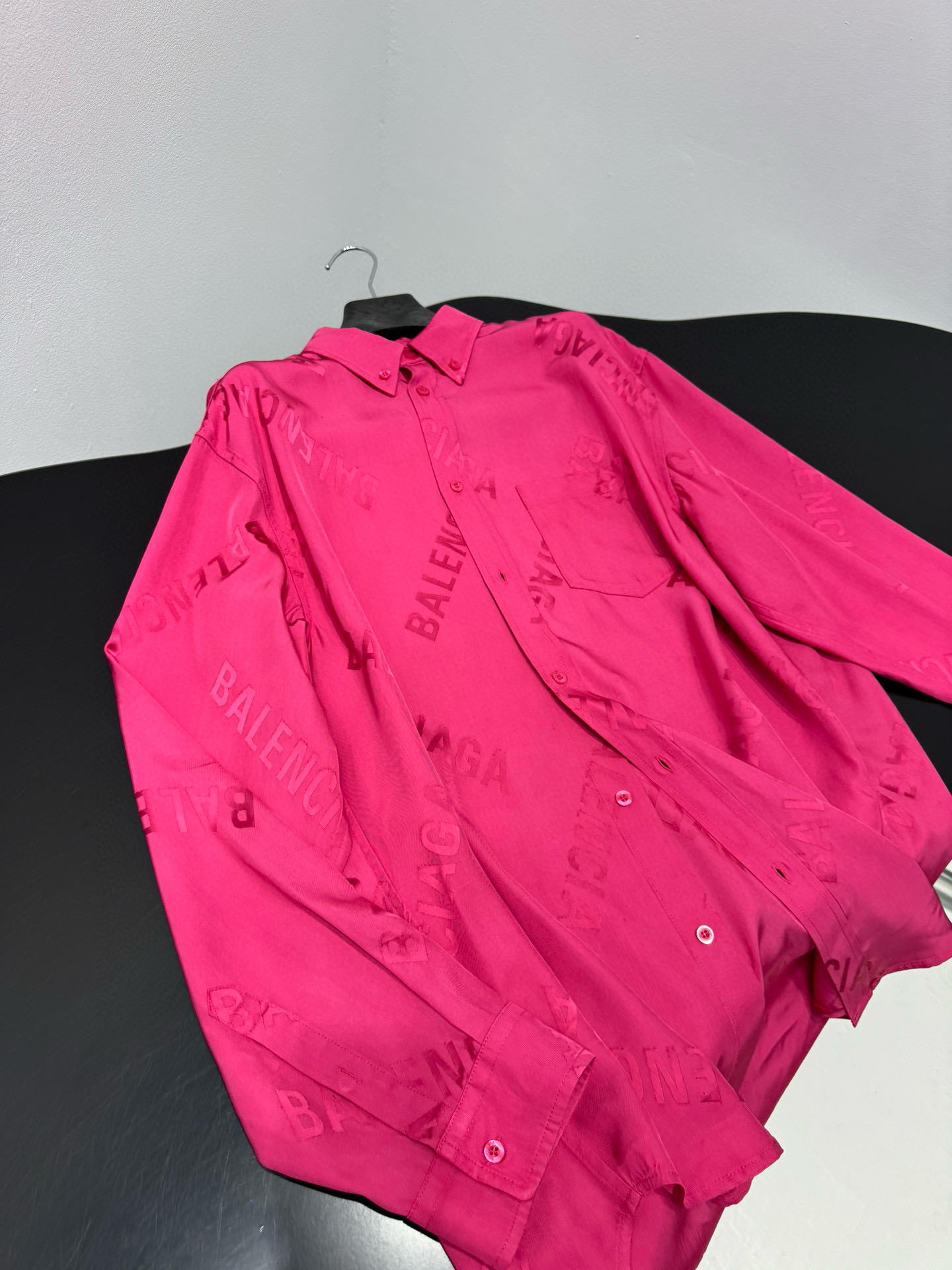 Рубашка женская Balenciaga Logomania из шёлковой жаккардовой ткани розового цвета