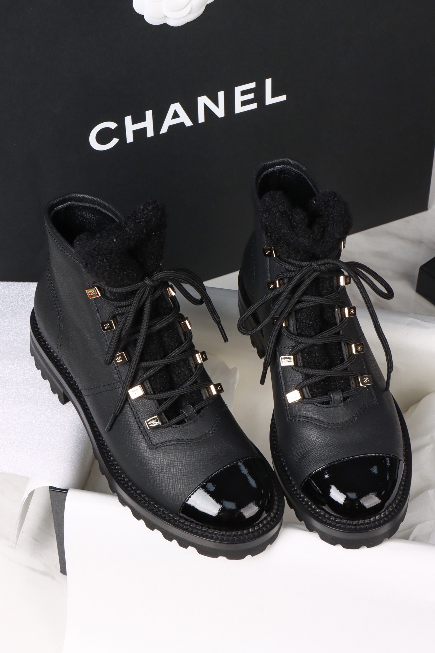 Ботинки женские Chanel чёрного цвета