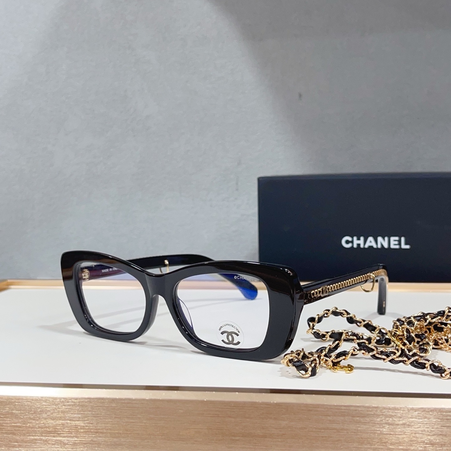 Очки солнцезащитные женские в стиле Chanel CH5553 с цепочкой