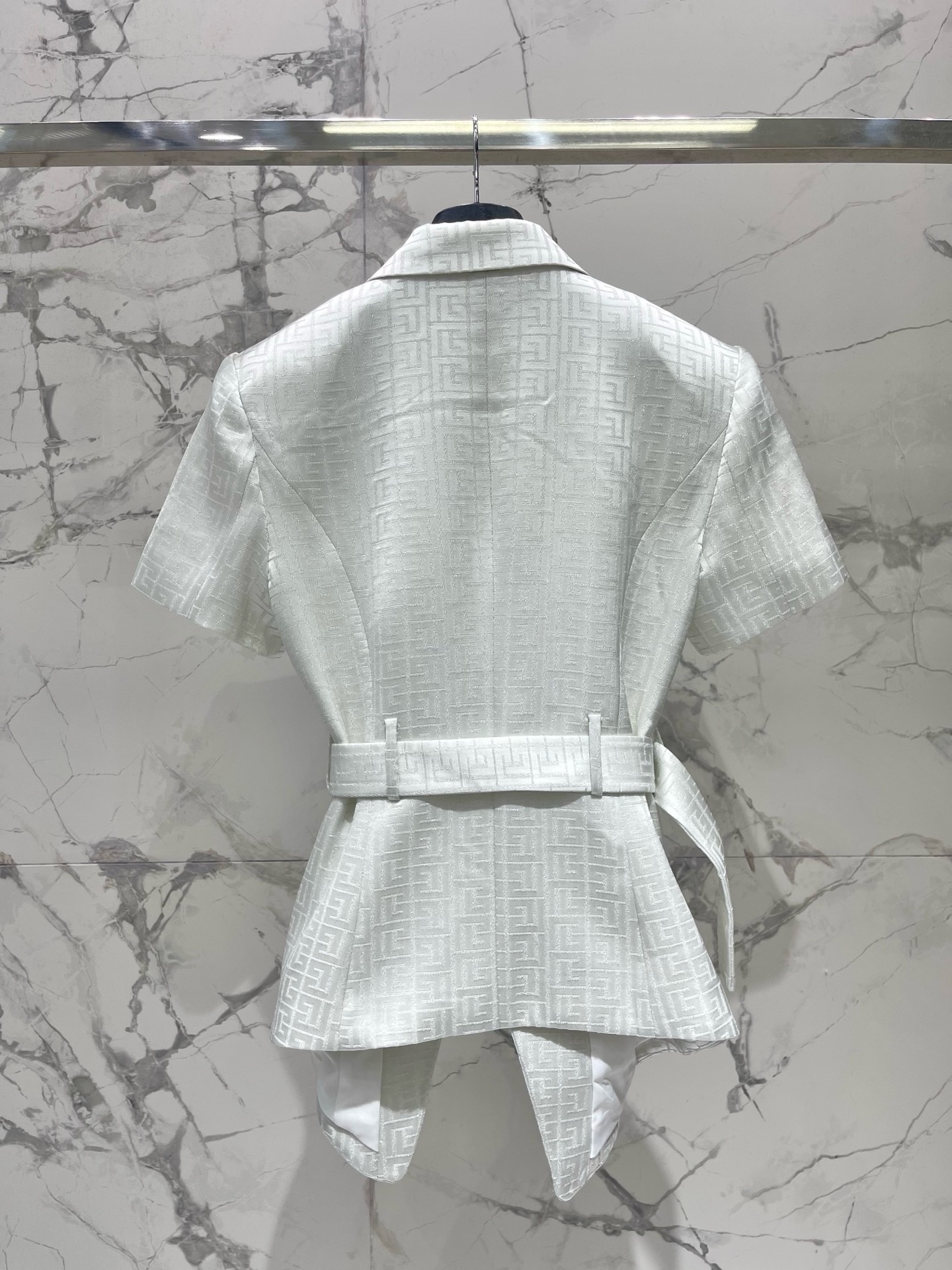 Жакет женский Balmain с монограммным узором и поясом