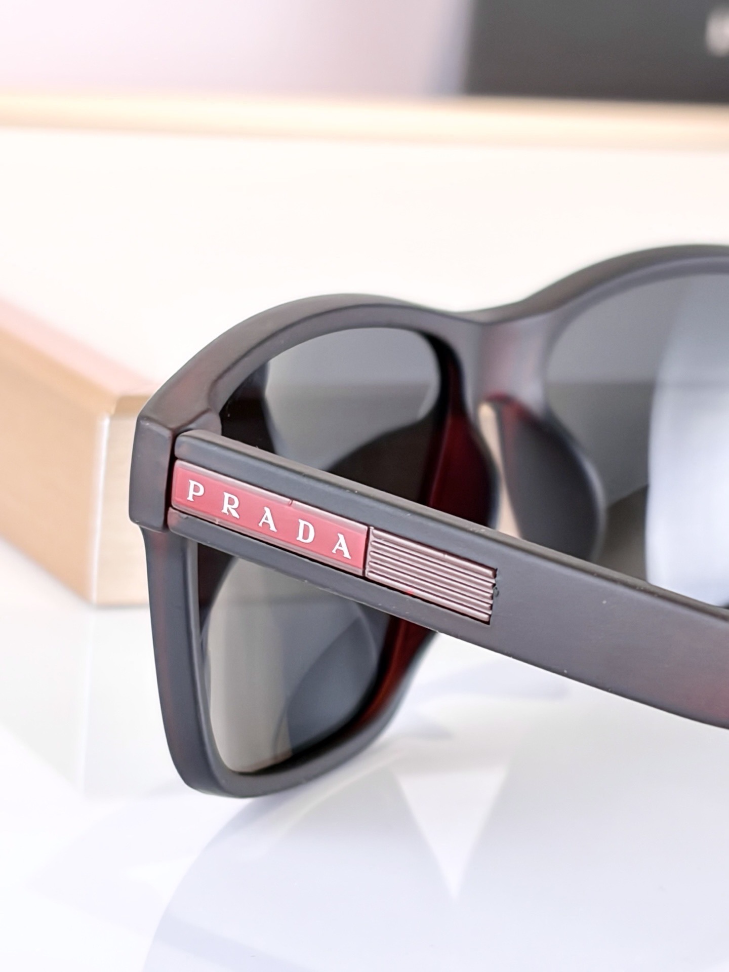 Очки солнцезащитные женские Prada прямоугольной формы