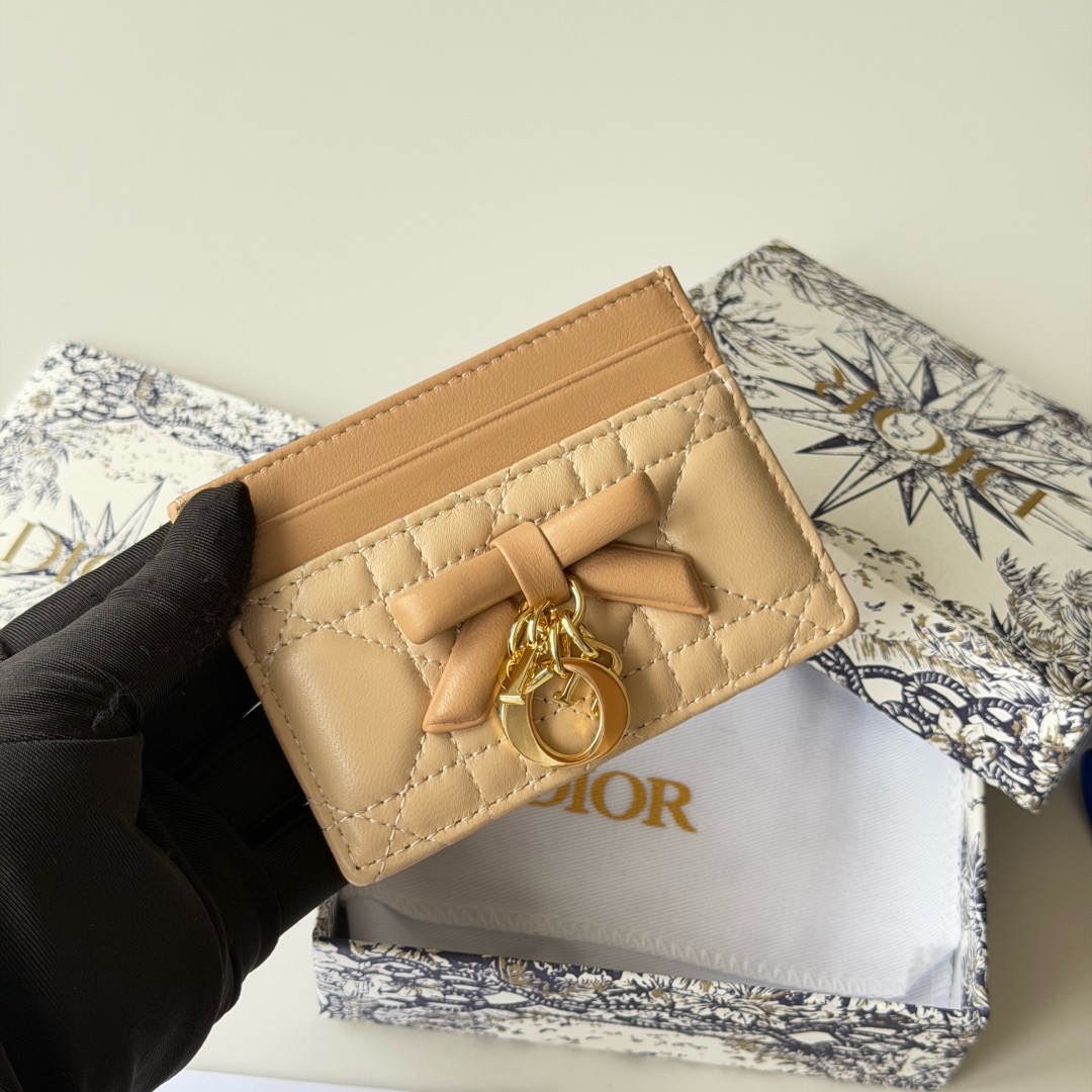 Кошелёк женский Dior бежевого цвета