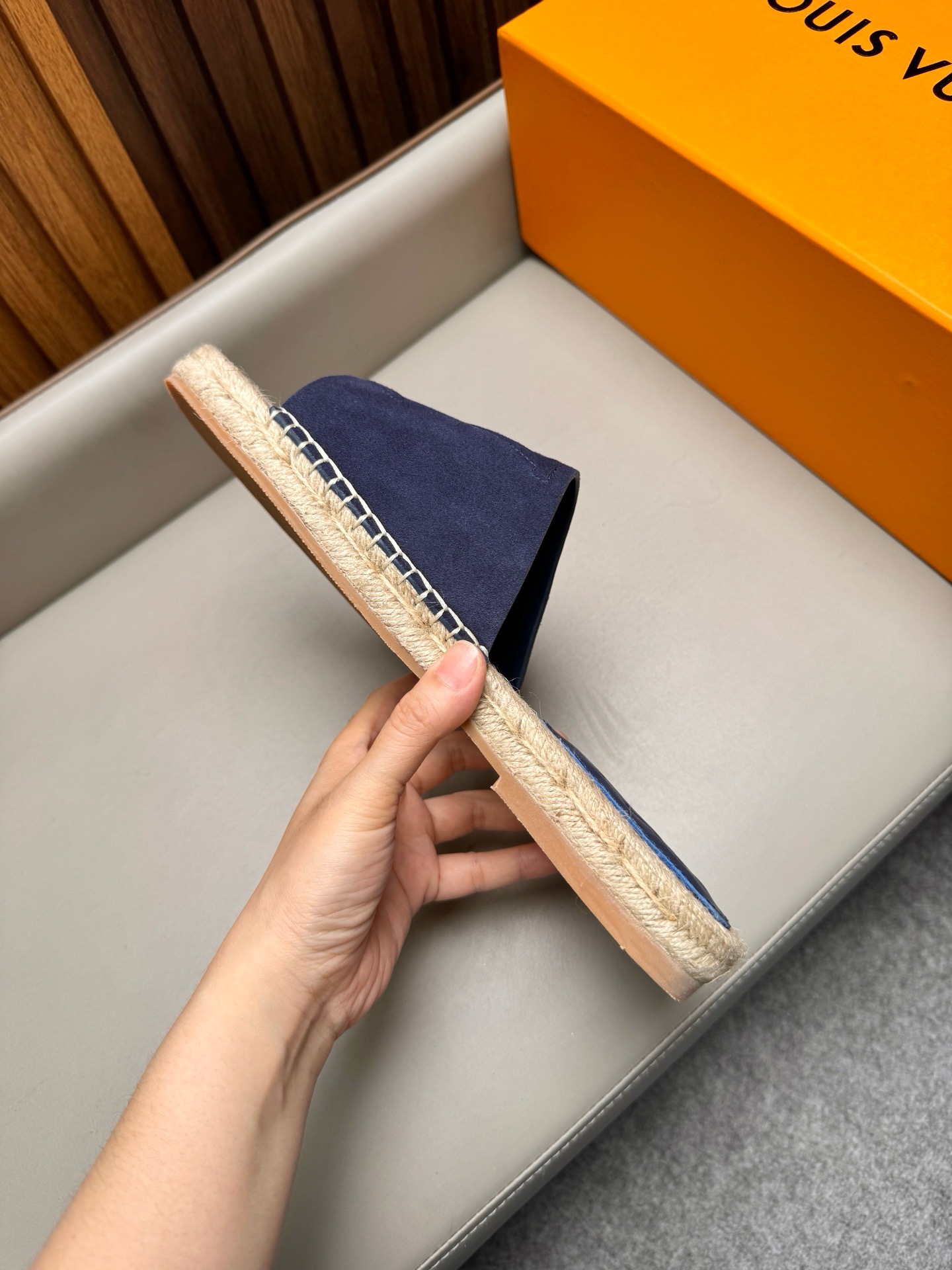 Шлёпанцы мужские в стиле Louis Vuitton из натуральной замши синего цвета