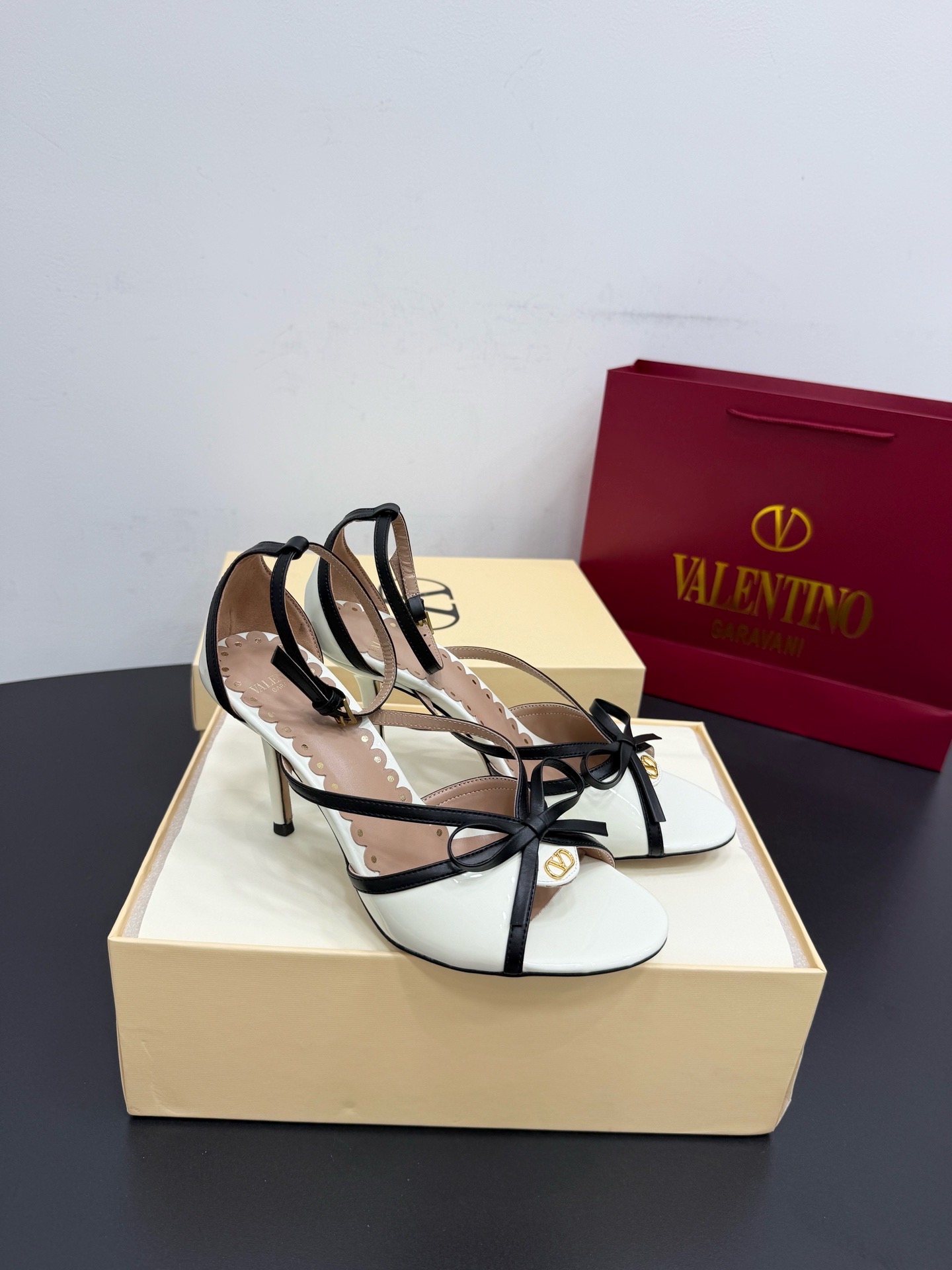 Босоножки женские в стиле Valentino Garavani бело-черного цвета