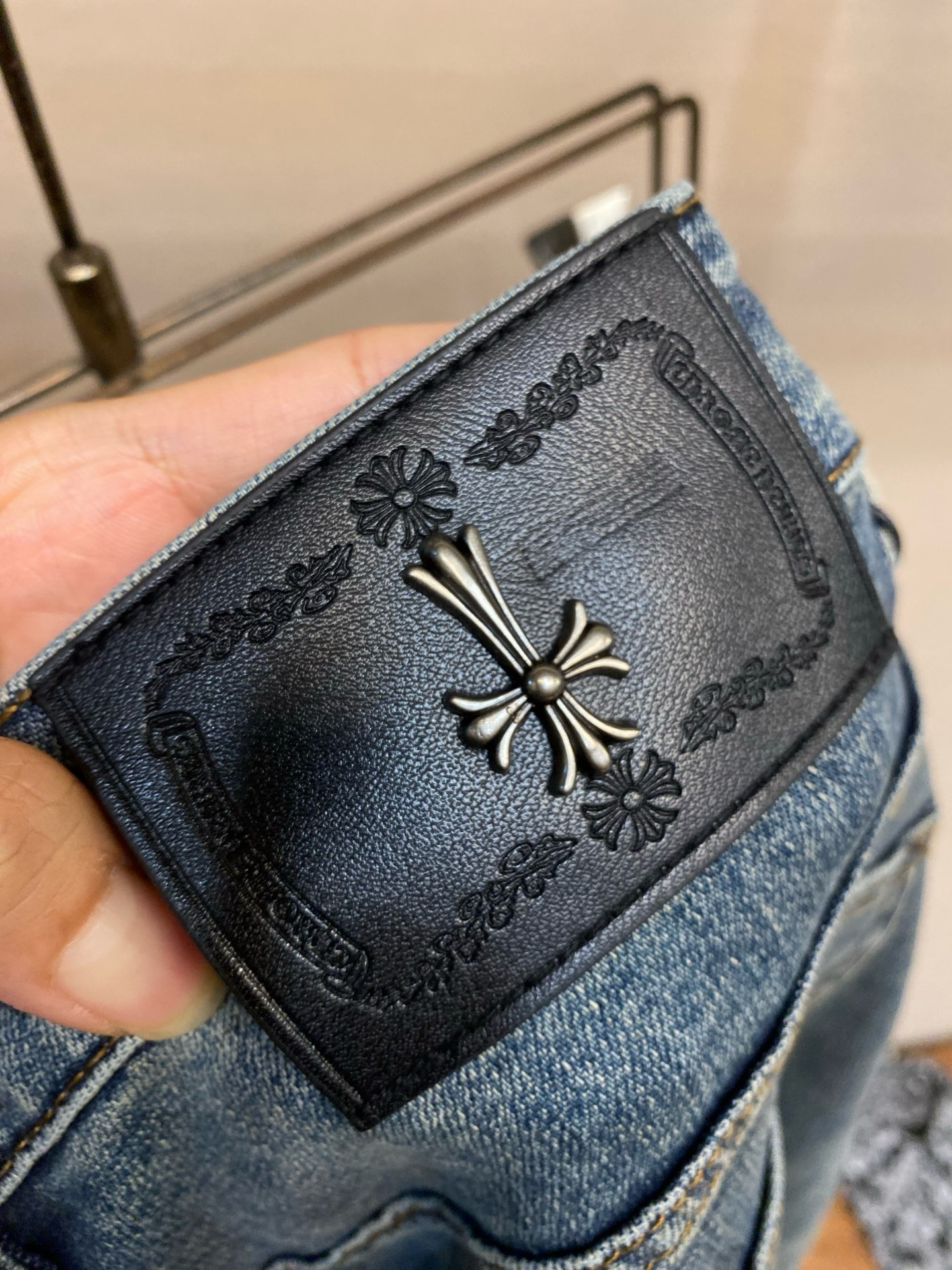 Джинсы мужские Chrome Hearts синего цвета прямого кроя с вышивкой и фирменной фурнитурой