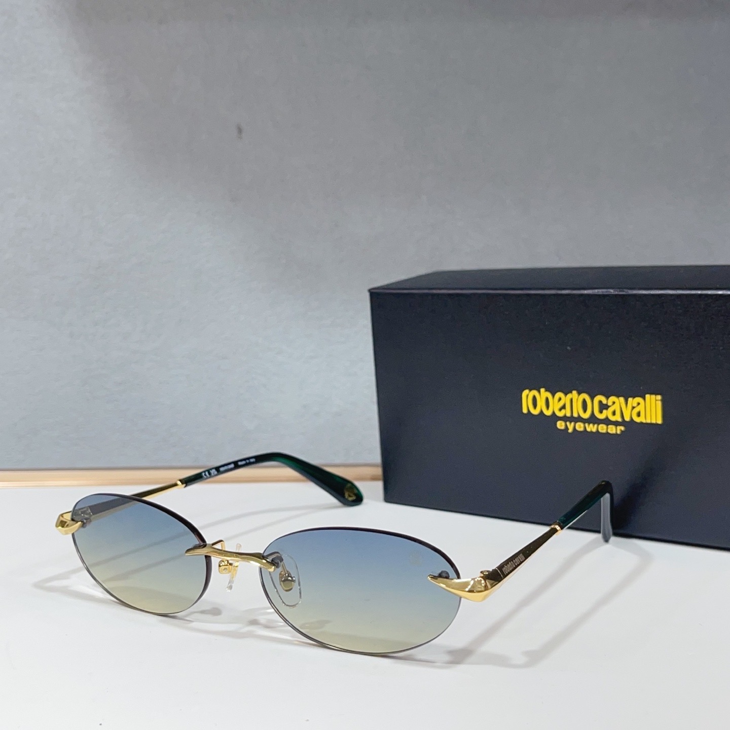 Очки солнцезащитные женские в стиле Roberto Cavali SRC 152M