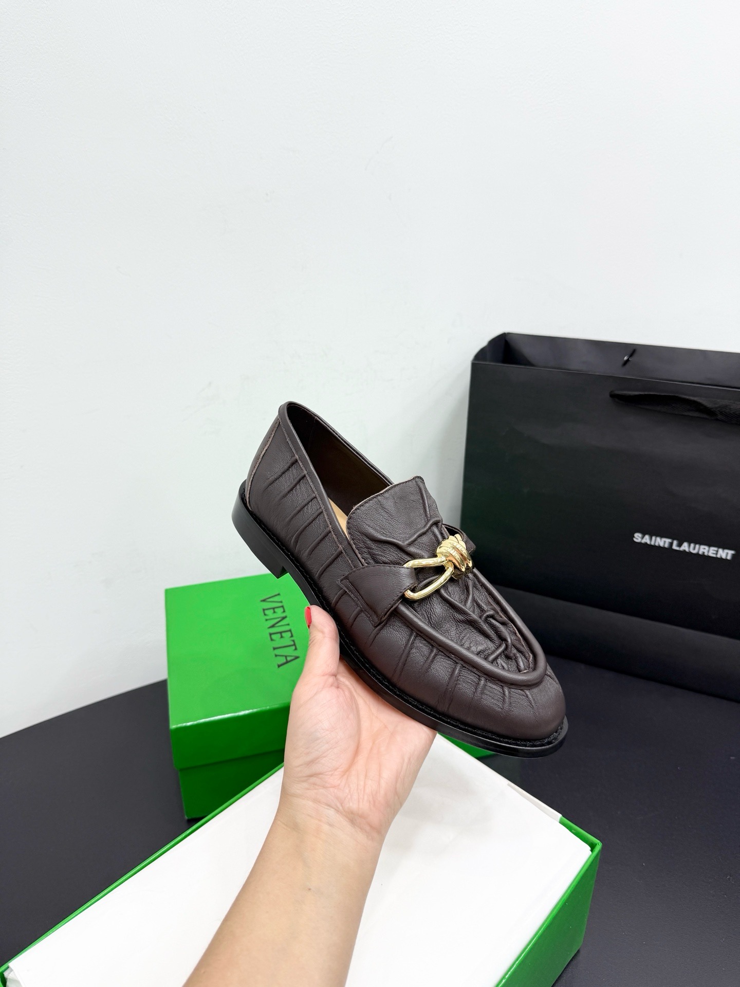 Лоферы женские Bottega Veneta Astaire с металлическим декором коричневого цвета