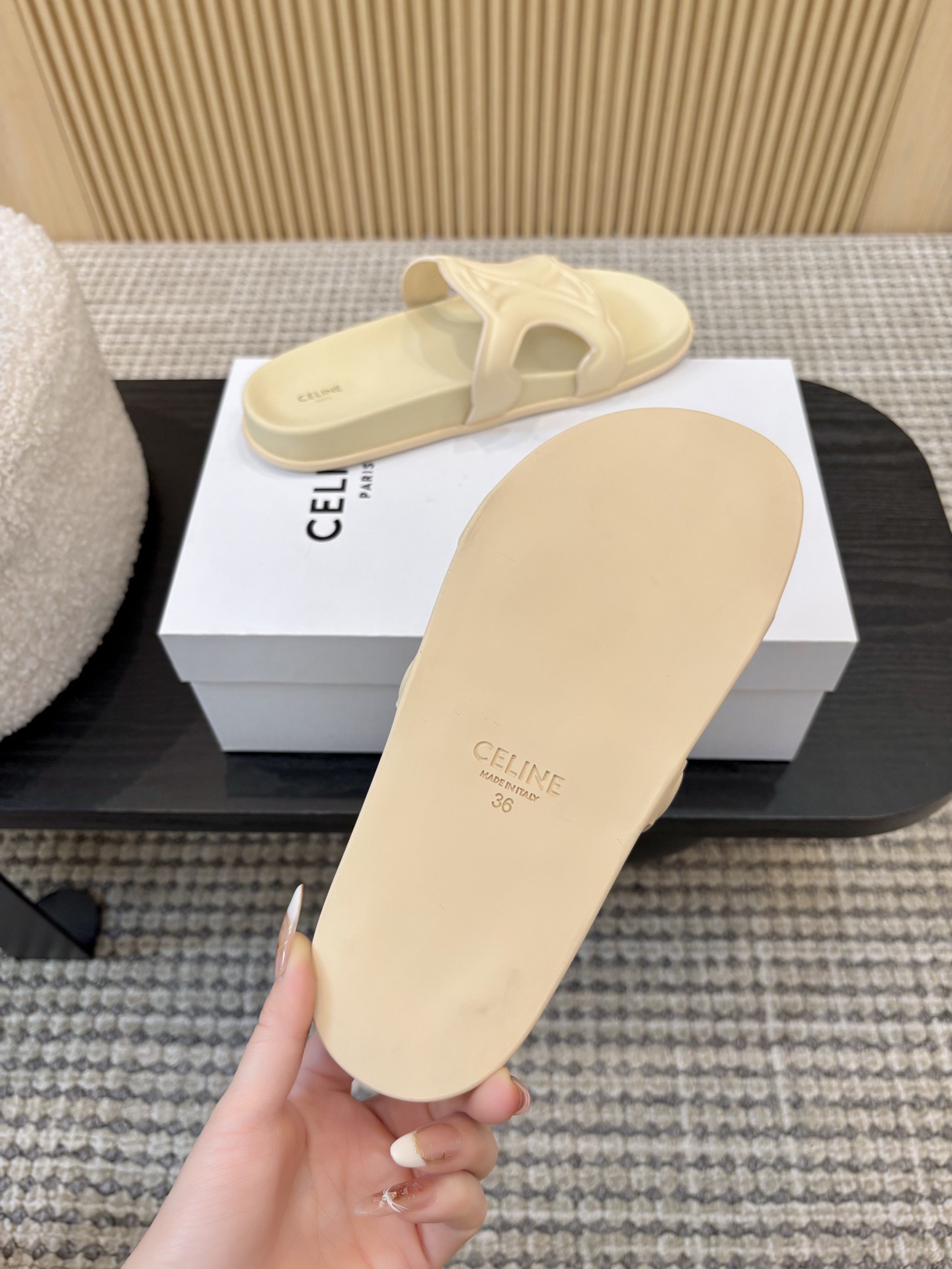 Шлёпанцы женские в стиле Celine из натуральной кожи бежевого цвета