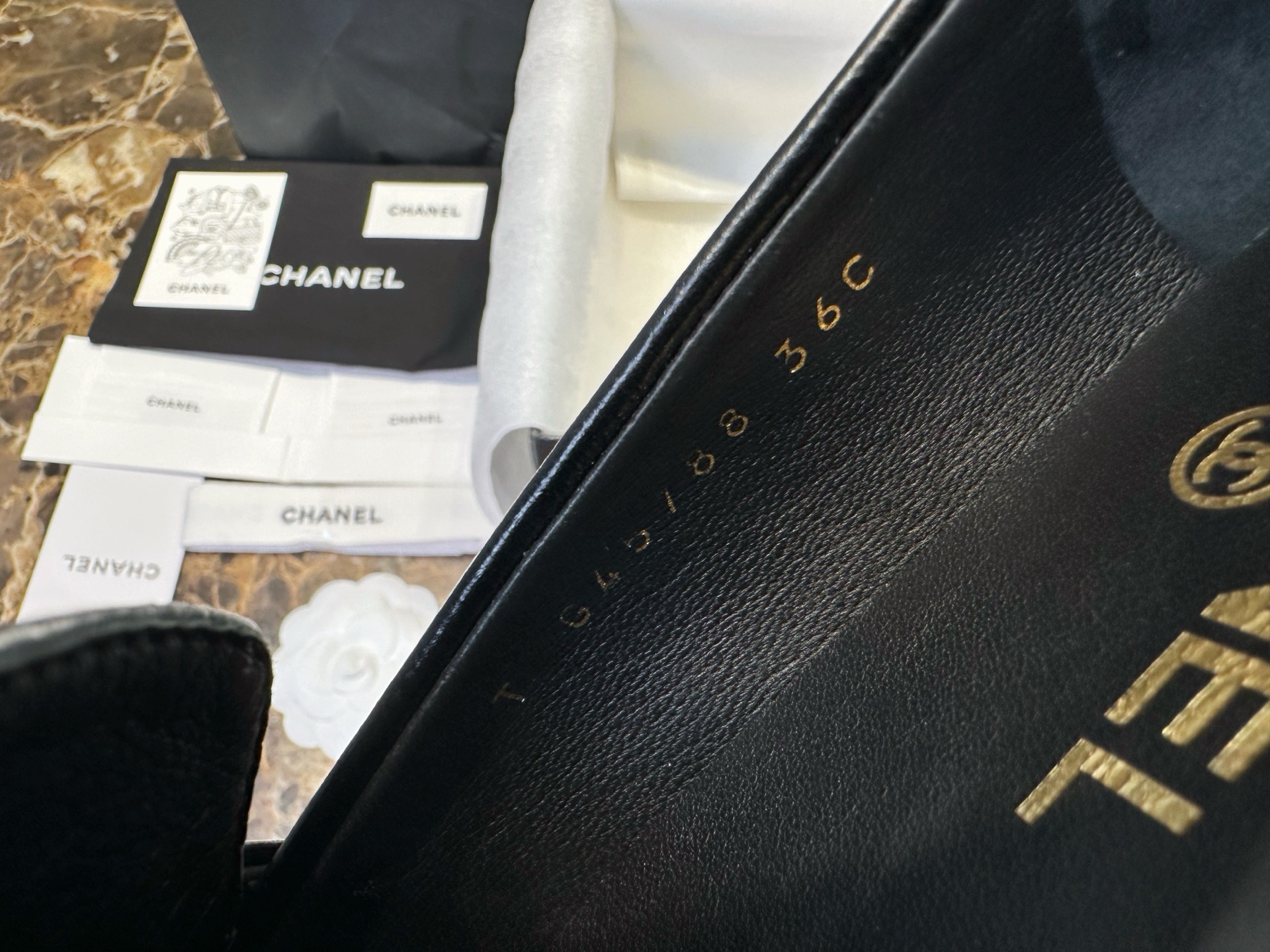 Лоферы женские в стиле Chanel 24B на утолщенной подошве с буквенным логотипом черного цвета