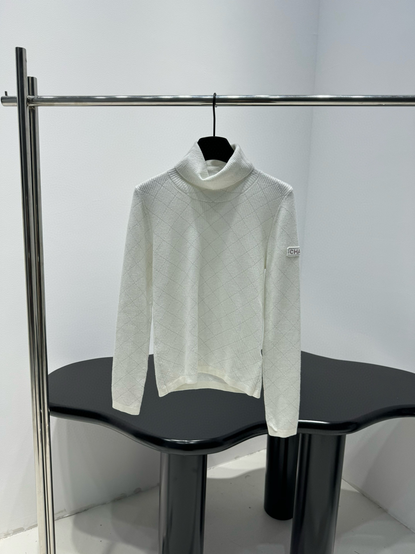 Свитер женский в стиле Chanel из шерстяного трикотажа белого цвета с ромбовым узором и высоким воротником