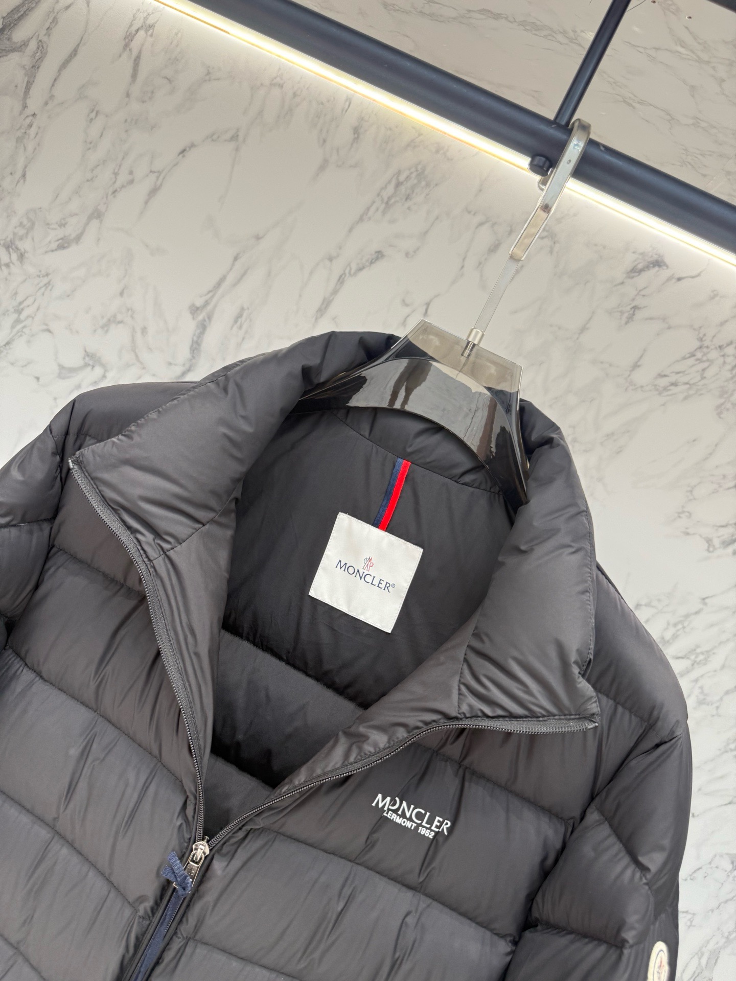 Пуховик мужской Moncler графитового цвета с воротником-стойкой и натуральным пухом