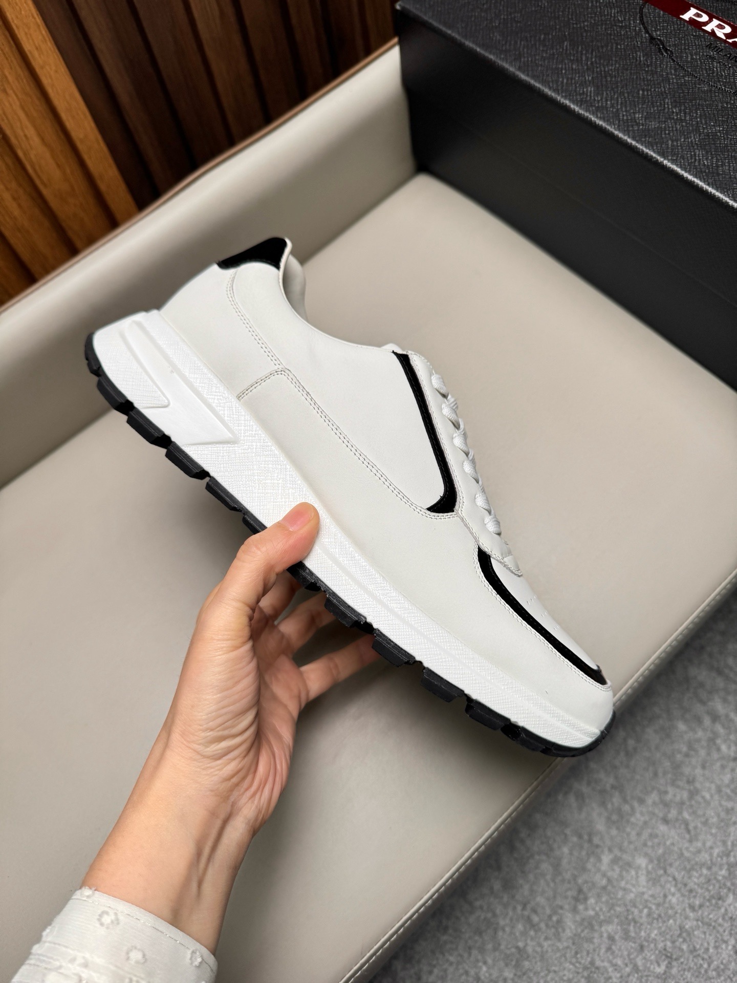 Кроссовки мужские в стиле Prada белого цвета с контрастной отделкой