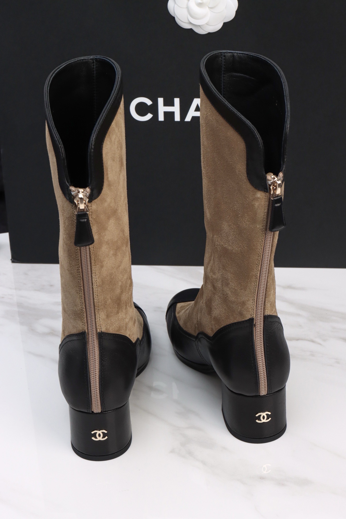 Сапоги женские Chanel Riding Boots бежево-чёрного цвета