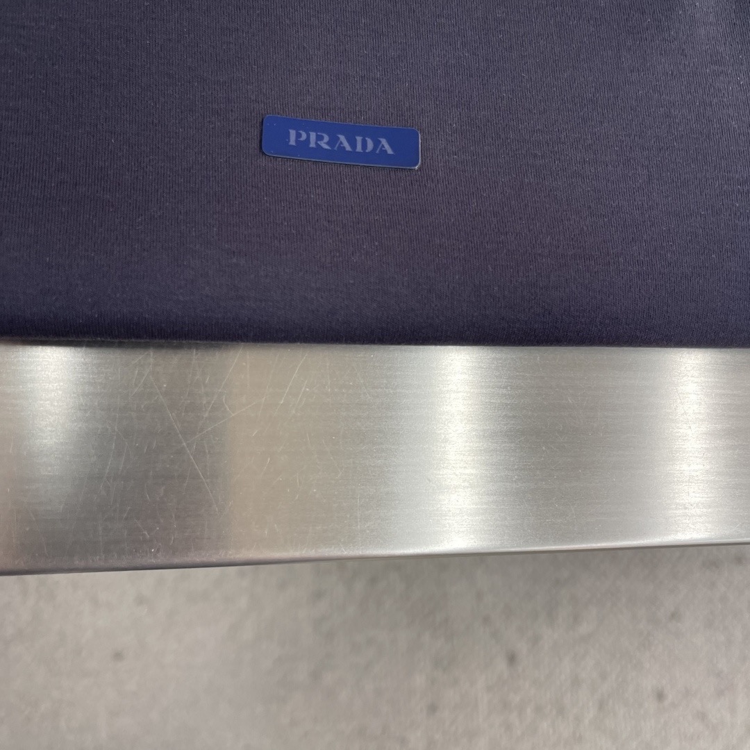Футболка мужская в стиле Prada минималистичная с логотипом тёмно-синего цвета