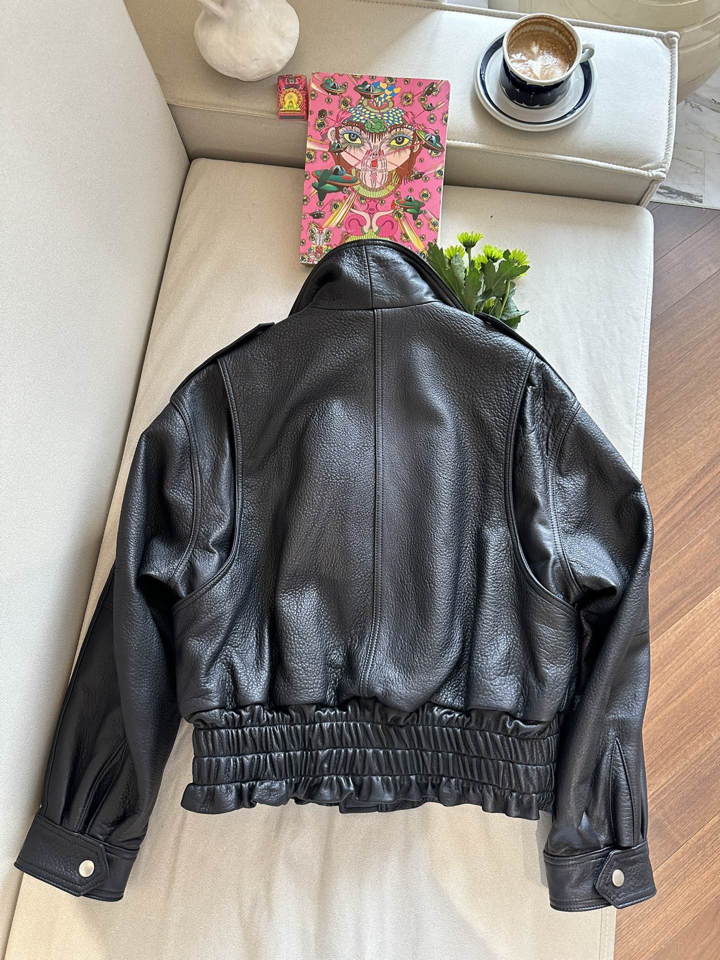 Куртка женская в стиле Alaïa из натуральной кожи чёрного цвета укороченная с акцентным поясом