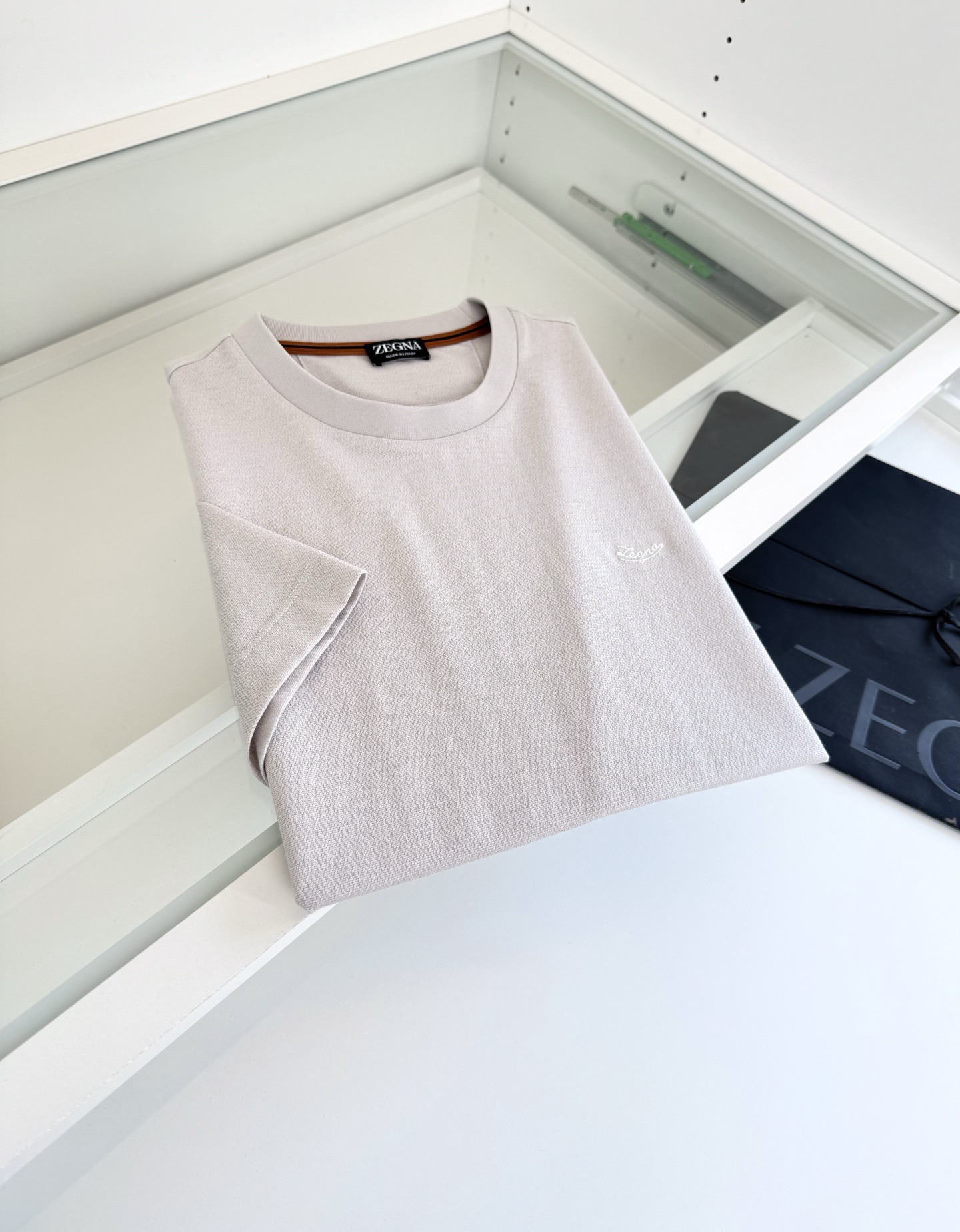 Футболка мужская в стиле Zegna светлого цвета базовая