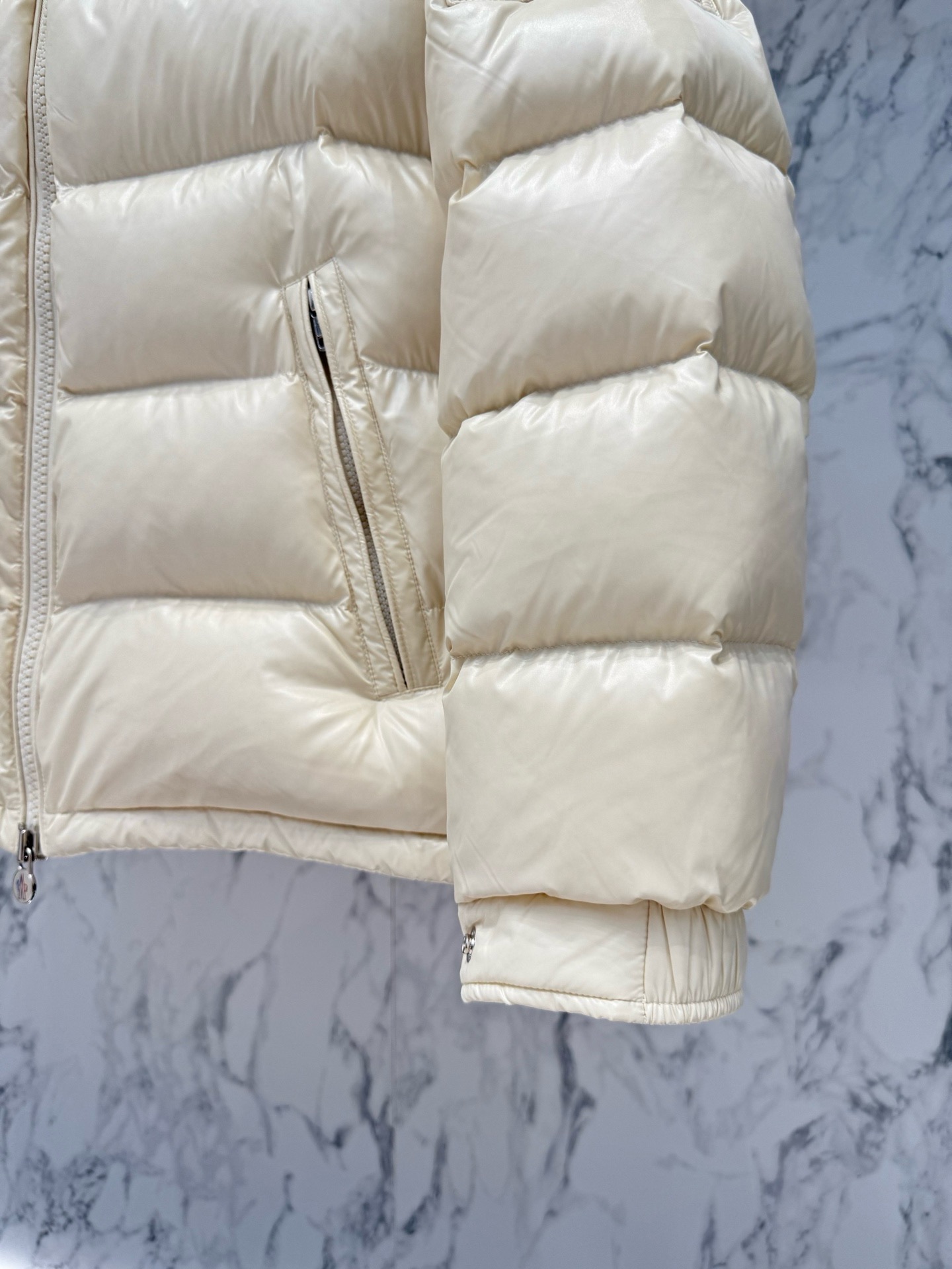 Пуховик мужской Moncler Maya молочного цвета с капюшоном и натуральным пухом