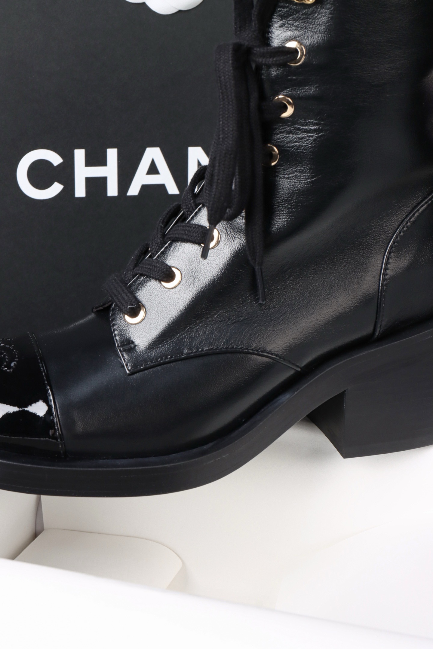 Ботинки женские Chanel чёрного цвета