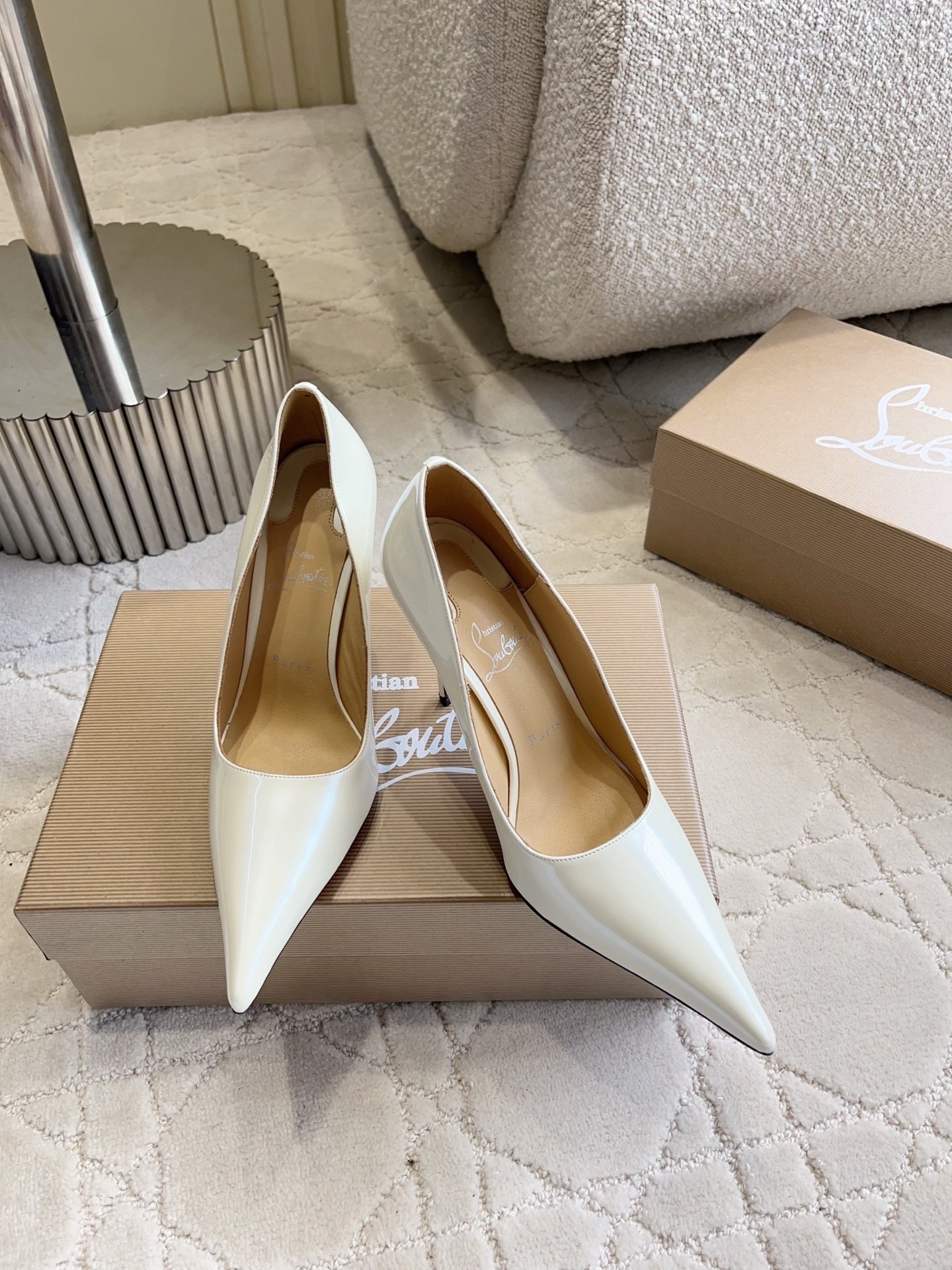 Туфли женские в стиле Christian Louboutin So Kate белого цвета